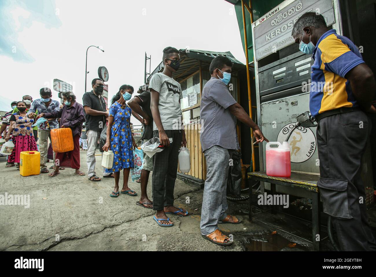 Les gens qui attendent dans les files d'attente pour acheter du kérosène près des stations-service de Colombo, au Sri Lanka, lors d'un confinement à l'échelle du pays en raison de la propagation de Covid-19 le dimanche 22 août 2021. (Photo de Saman Abesiriwardana/Pacific Press/Sipa USA) Banque D'Images