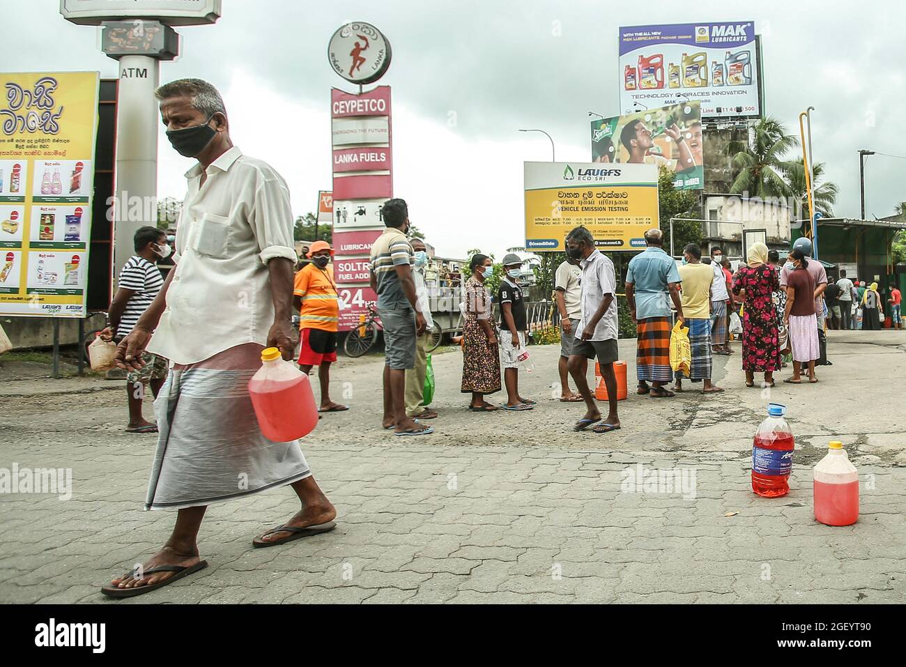 Les gens attendent dans les files d'attente pour acheter du kérosène près des stations-service de Colombo, lors d'un confinement à l'échelle du pays en raison de la propagation de Covid-19 le dimanche 22 août 2021. (Photo de Saman Abesiriwardana/Pacific Press/Sipa USA) Banque D'Images