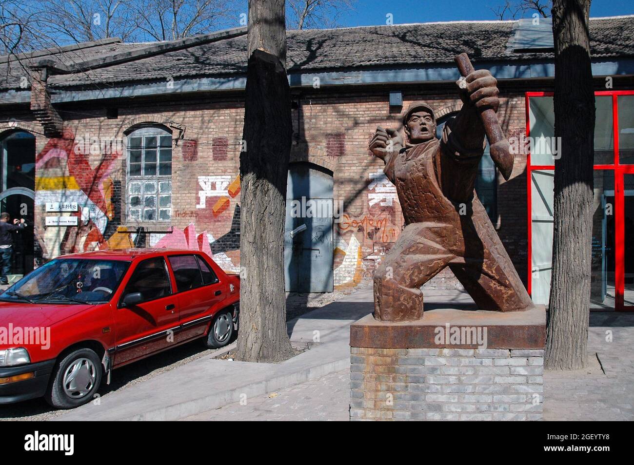 Sculpture d'un ouvrier avec peinture-pinceau comme vu dans le quartier d'art de Dashanzi, un endroit populaire pour les fans d'art occidentaux et un jeune public chinois. Les artistes de Pékin aiment souvent citer ou jouer avec des signes de l'époque socialiste. Banque D'Images