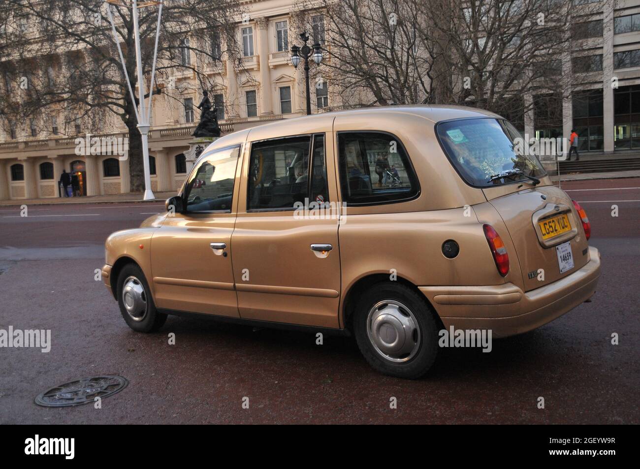 Taxi peint en or dans les rues de Londres, Royaume-Uni. Banque D'Images