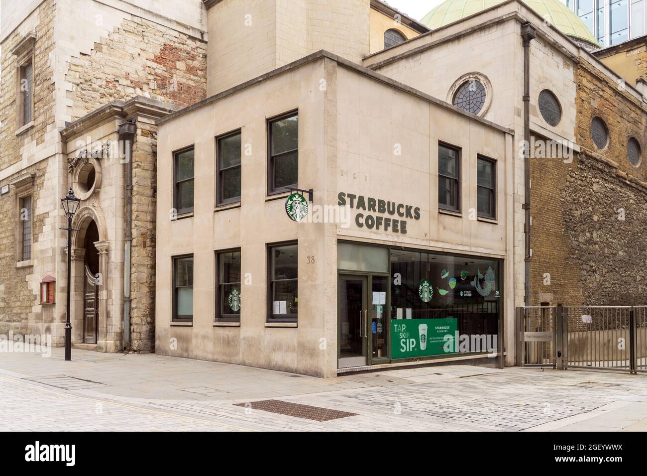 Un café-restaurant Starbucks, au coin de l'église anglicane St Stephen Walbrook. Londres - 22 août 2021 Banque D'Images