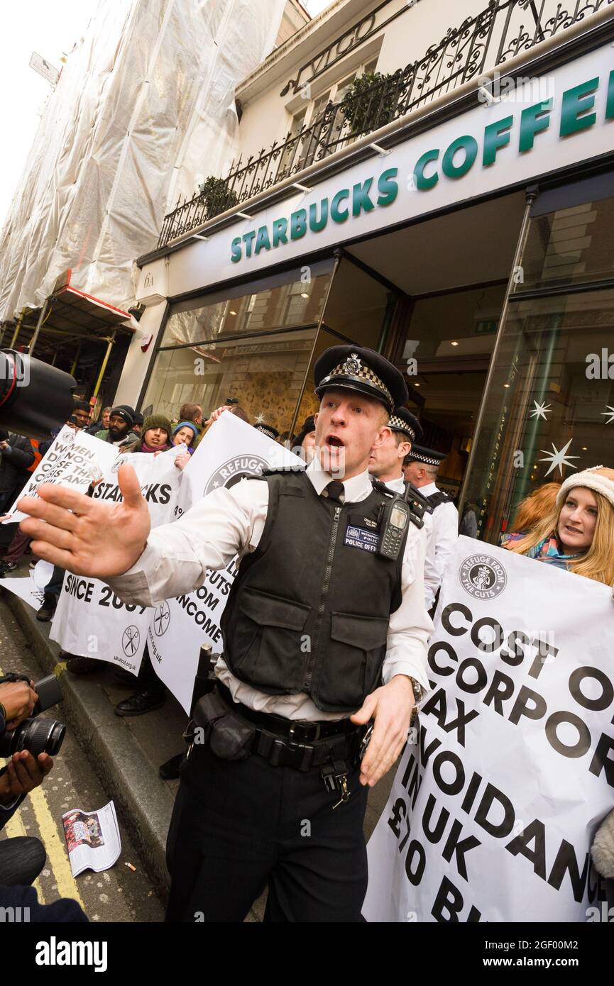 Manifestations devant le café Starbucks, 6A Vigo Street, Londres, Royaume-Uni. La manifestation avait pour but de mettre en évidence le faible montant d'impôt sur les sociétés que Starbucks paie en Grande-Bretagne par rapport à son chiffre d'affaires. Café Starbucks, conduit Street, Londres, Royaume-Uni. 8 décembre 2012 Banque D'Images