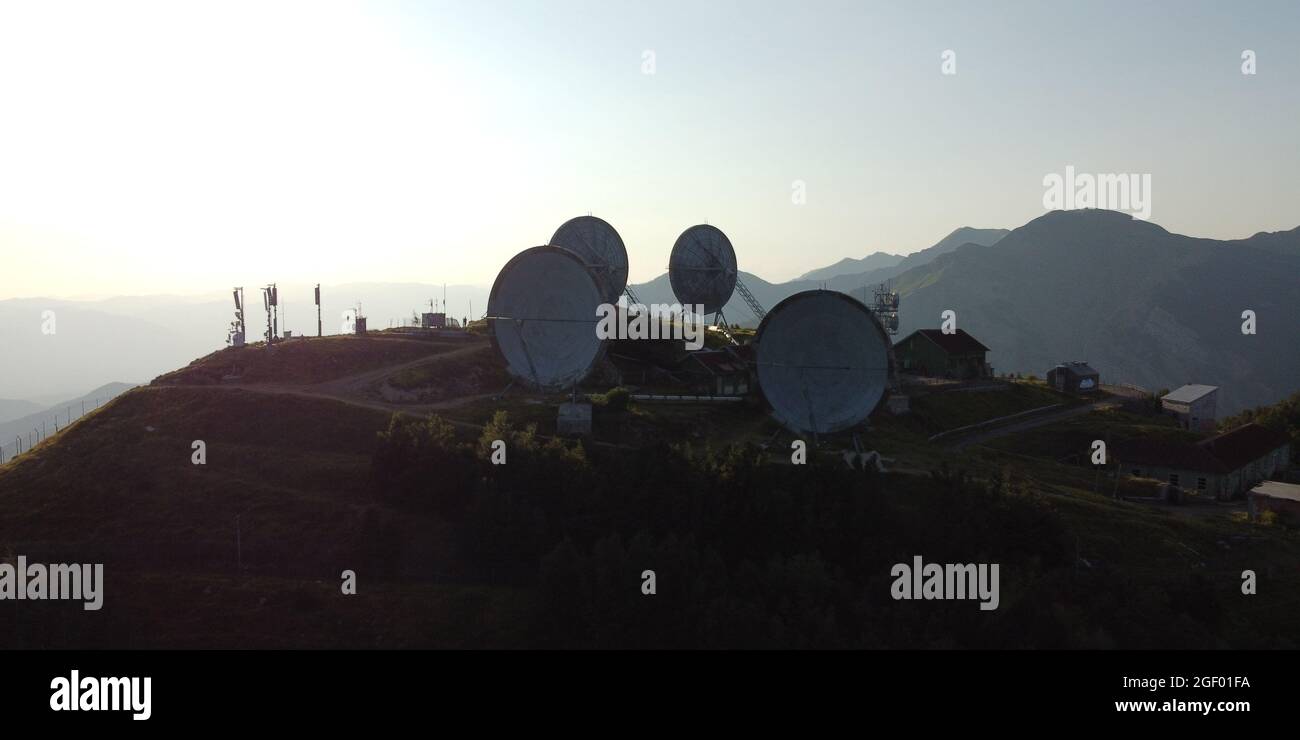 Station de radio de l'OTAN, abandonnée dans les années 70, utilisée pendant la guerre froide. Grande antenne parabolique. Monte Giogo, Comano, Massa et province de Carrare, Toscane, Italie. Banque D'Images