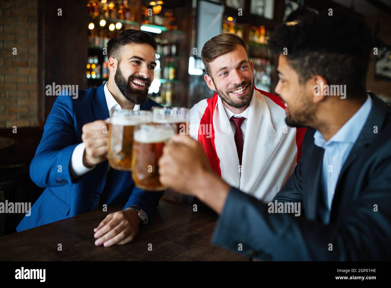 Des fans d'hommes hurlent et regardaient le football à la télévision et ...