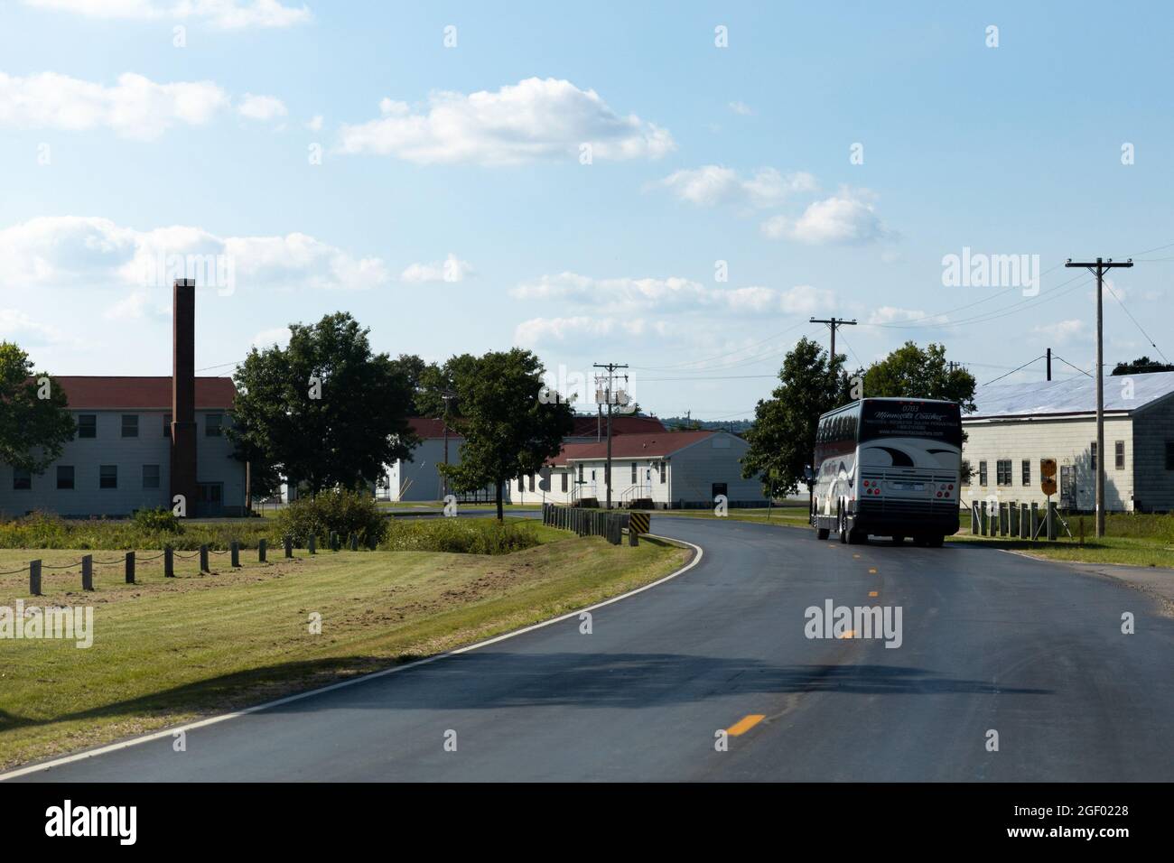 Fort McCoy, États-Unis. 22 août 2021. Un autobus se prépare à transporter les Afghans à fort McCoy, Wisconsin, le 18 août 2021. Le ministère de la Défense, à l'appui du ministère d'État, fournit des services de transport et des logements temporaires à l'appui de l'opération alliés refuge. Cette initiative s'inscrit dans le cadre de l'engagement de l'Amérique envers les citoyens afghans qui ont aidé les États-Unis et leur fournit un soutien essentiel dans des lieux sûrs à l'extérieur de l'Afghanistan. Photo par le sergent d'état-major. Dalton Smith/États-Unis Crédit de l'armée/UPI : UPI/Alay Live News Banque D'Images