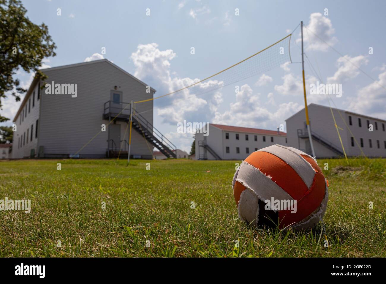 Un grand terrain près d'une rangée de casernes est en préparation pour fournir un terrain de soccer et une aire récréative pour l'arrivée des évacués afghans à fort McCoy, Wisconsin, le 18 août 2021. Le ministère de la Défense, à l'appui du ministère d'État, fournit des services de transport et des logements temporaires à l'appui de l'opération alliés refuge. Cette initiative s'inscrit dans le cadre de l'engagement de l'Amérique envers les citoyens afghans qui ont aidé les États-Unis et leur fournit un soutien essentiel dans des lieux sûrs à l'extérieur de l'Afghanistan. Photo par le sergent d'état-major. Dalton Smith/États-Unis Armée/UPI Banque D'Images