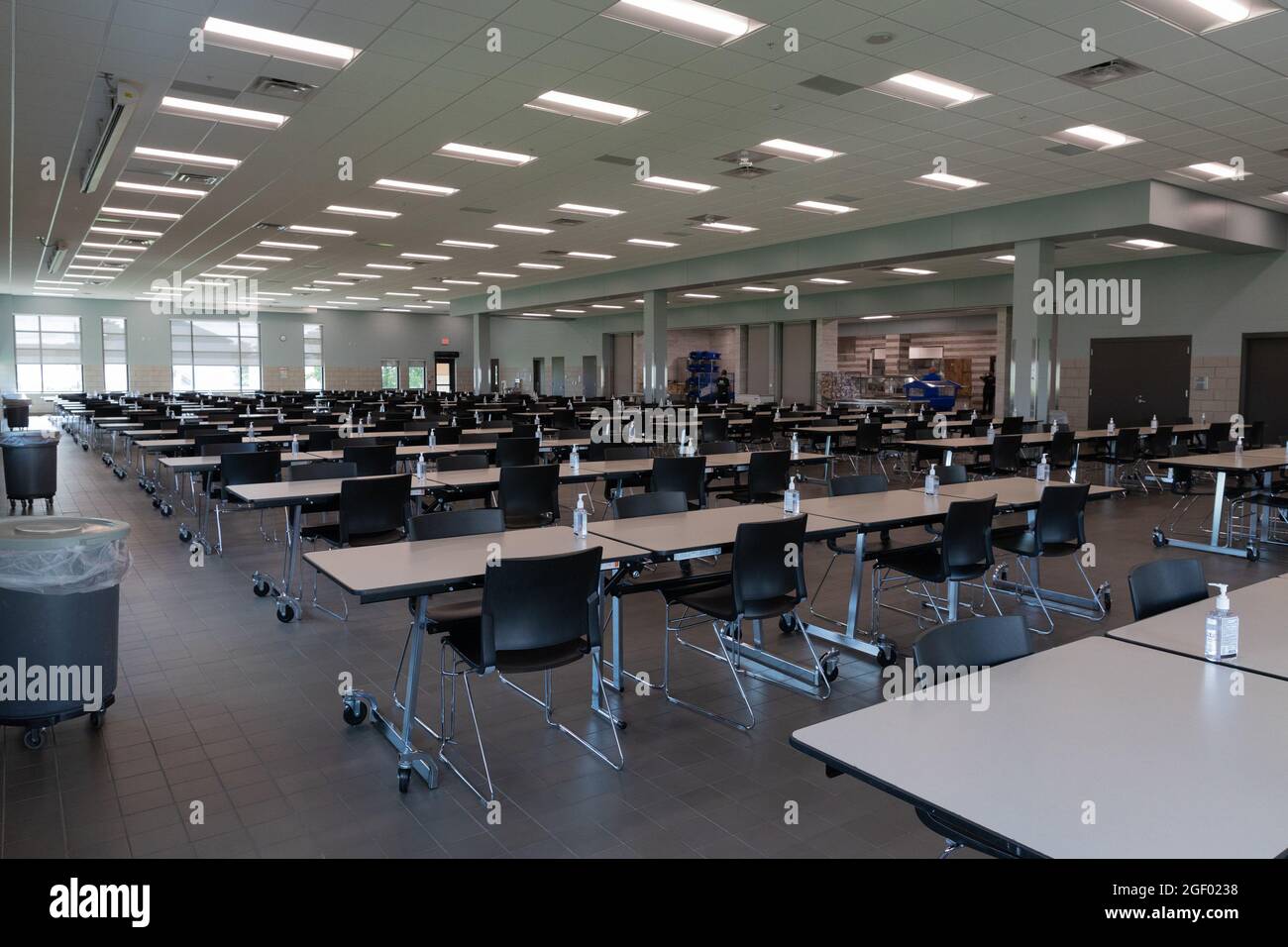 Fort McCoy, États-Unis. 22 août 2021. Une salle à manger est en préparation pour l'arrivée des Afghans à fort McCoy, Wisconsin, le 18 août 2021. Le ministère de la Défense, à l'appui du ministère d'État, fournit des services de transport et des logements temporaires à l'appui de l'opération alliés refuge. Cette initiative s'inscrit dans le cadre de l'engagement de l'Amérique envers les citoyens afghans qui ont aidé les États-Unis et leur fournit un soutien essentiel dans des lieux sûrs à l'extérieur de l'Afghanistan. Photo par le sergent d'état-major. Dalton Smith/États-Unis Crédit de l'armée/UPI : UPI/Alay Live News Banque D'Images