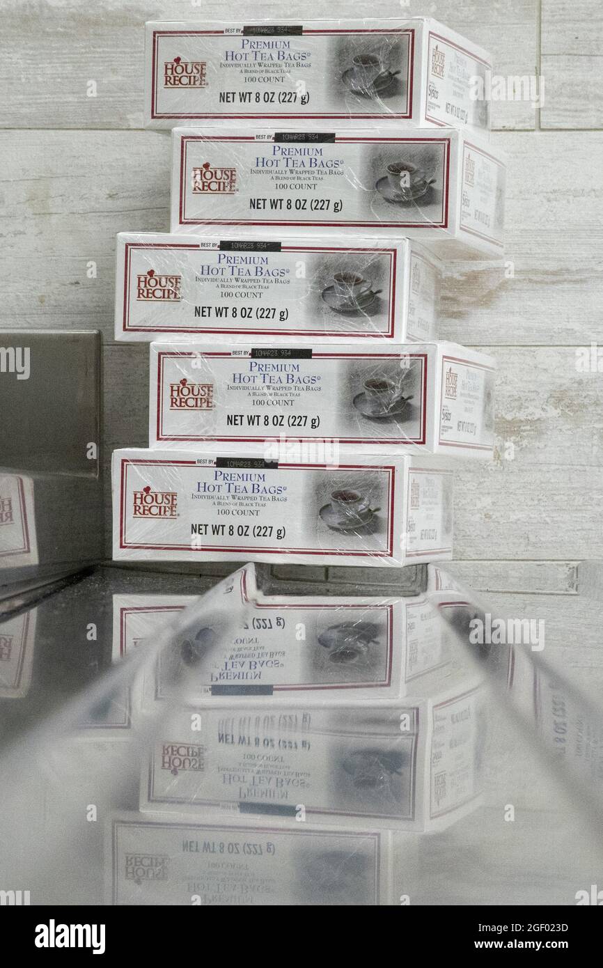 Des boîtes de thé sont garnies dans une salle à manger pour l'arrivée des Afghans à fort McCoy le 18 août 2021. Le ministère de la Défense, à l'appui du ministère d'État, fournit des services de transport et des logements temporaires à l'appui de l'opération alliés refuge. Cette initiative s'inscrit dans le cadre de l'engagement de l'Amérique envers les citoyens afghans qui ont aidé les États-Unis et leur fournit un soutien essentiel dans des lieux sûrs à l'extérieur de l'Afghanistan. (É.-U. Photo de l'armée prise par le Sgt. Nick Vidro, 326e Détachement des affaires publiques mobiles) Banque D'Images