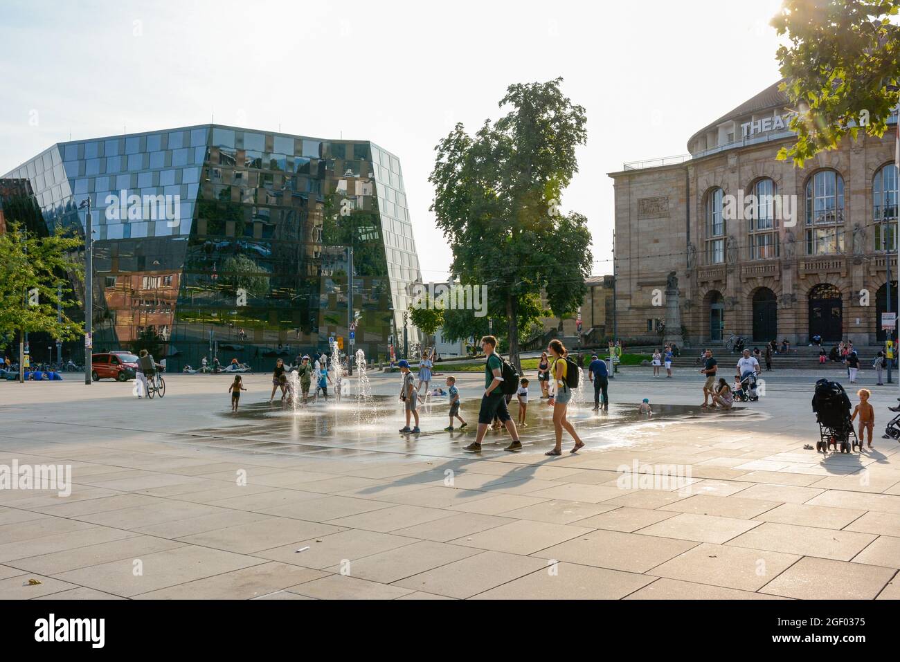 Freiburg im Breisgau, 21 août 2021, Platz der Alte Synagoge: Les fontaines attirent les enfants à jouer l'un des rares jours chauds. Banque D'Images