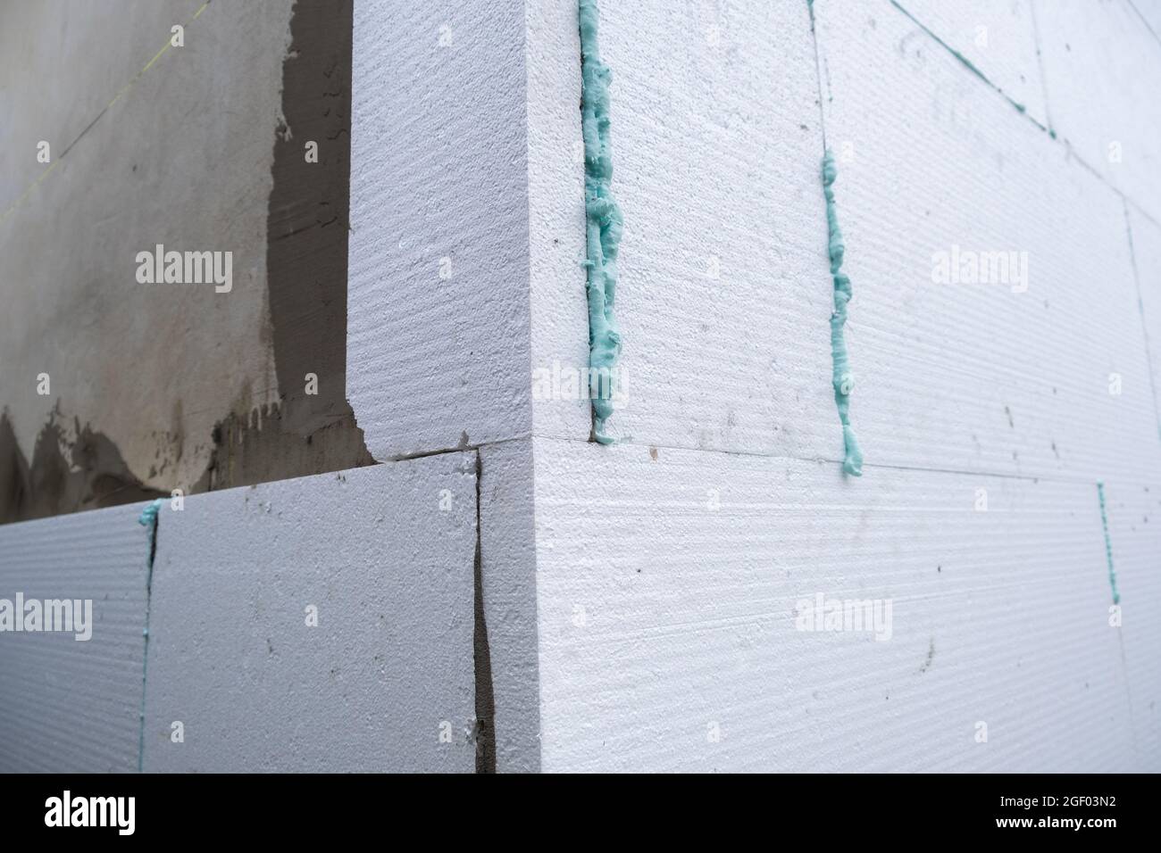 Installation de feuilles d'isolation en mousse de polystyrène sur le mur de la façade de la maison pour la protection thermique. Banque D'Images