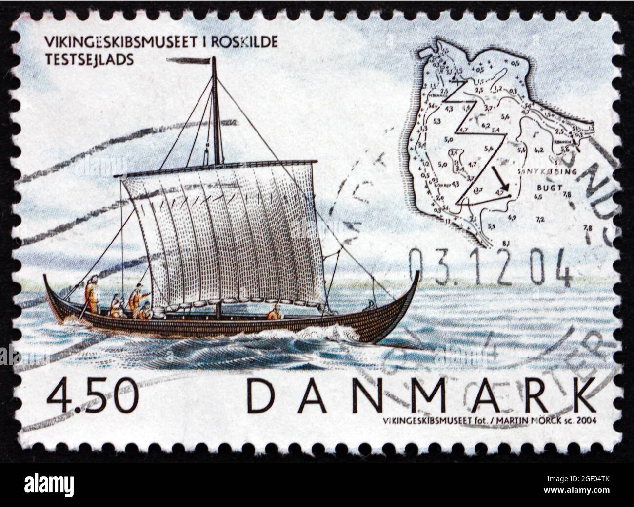 DANEMARK - VERS 2004 : un timbre imprimé au Danemark montre Skuldelev 1 sur le fjord Roskilde, Musée des navires vikings, Roskilde, vers 2004 Banque D'Images
