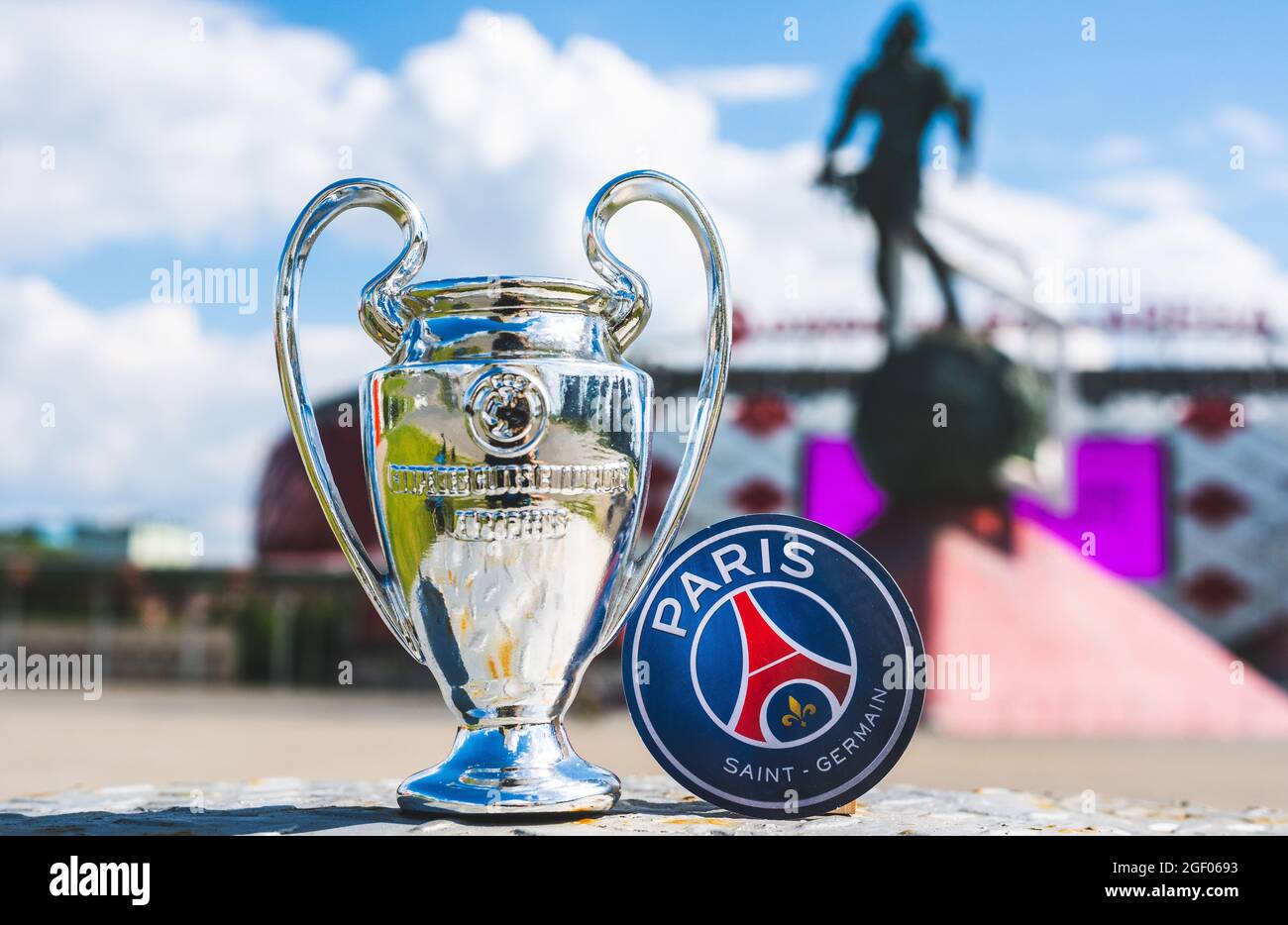 14 juin 2021 Paris, France. L'emblème du club de football Paris  Saint-Germain F.C. et de la coupe de la Ligue des champions de l'UEFA sur  fond de mode Photo Stock - Alamy