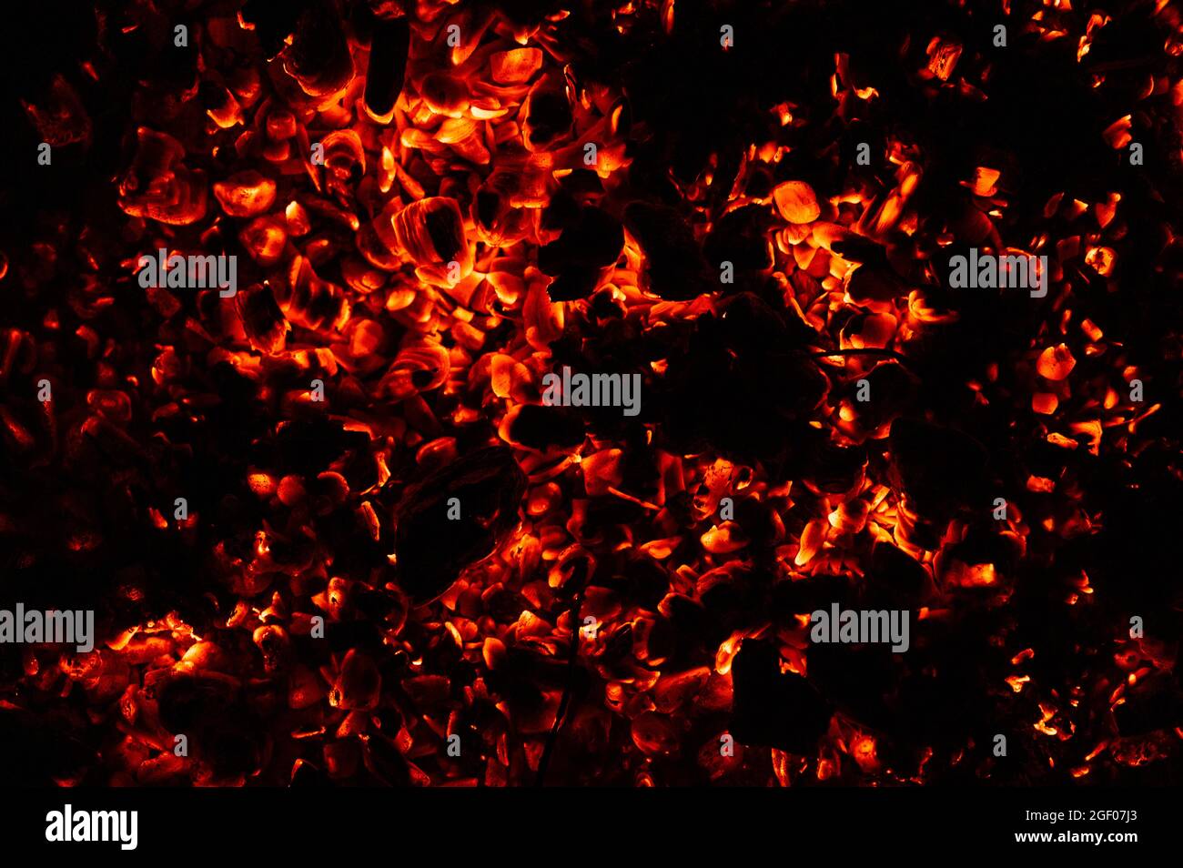 arrière-plan des charbons chauds brûlants et incandescents. émonteurs de feu. scintillement des charbons brûlants la nuit Banque D'Images