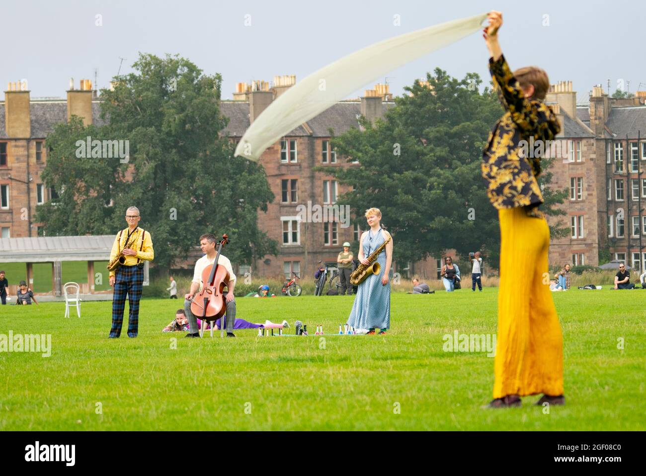 Édimbourg, Écosse, Royaume-Uni. 22 août 2021. Spectacle de danse en plein air à Holyrood Park dans le cadre du Festival international d'Édimbourg. Field - quelque chose pour l'avenir est maintenant dirigé par Christine Devaney et présente un ensemble d'artistes basés à Edimbourg, Field est un immersif, Des œuvres de haut niveau et des artistes réagissent au paysage environnant et les uns aux autres en suivant une série de mouvements et de scores sonores en direct, qui ont comme toile de fond Arthur’s Seat. Iain Masterton/Alay Live News. Banque D'Images