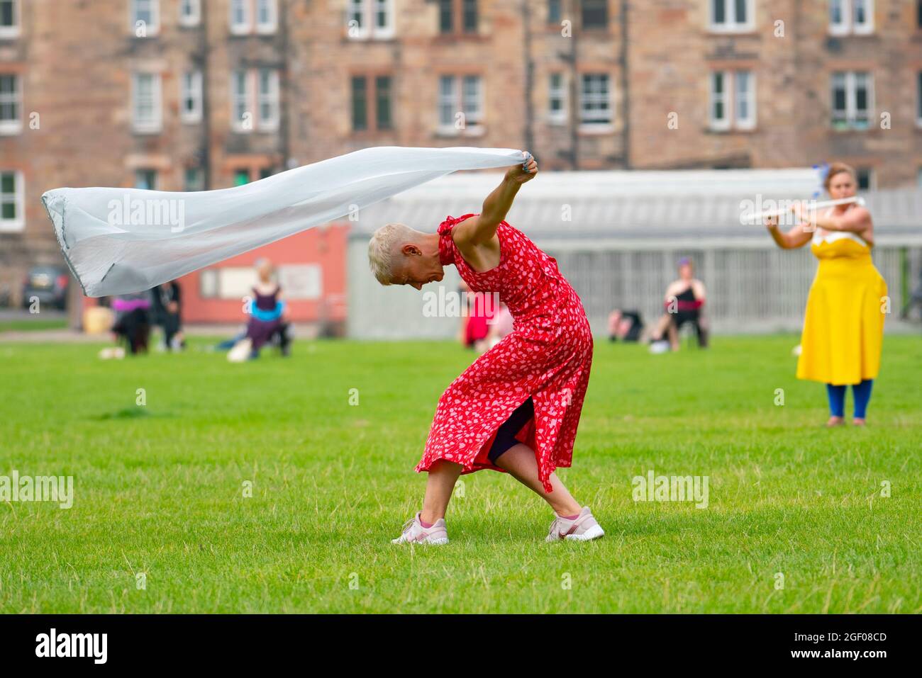 Édimbourg, Écosse, Royaume-Uni. 22 août 2021. Spectacle de danse en plein air à Holyrood Park dans le cadre du Festival international d'Édimbourg. Field - quelque chose pour l'avenir est maintenant dirigé par Christine Devaney et présente un ensemble d'artistes basés à Edimbourg, Field est un immersif, Des œuvres de haut niveau et des artistes réagissent au paysage environnant et les uns aux autres en suivant une série de mouvements et de scores sonores en direct, qui ont comme toile de fond Arthur’s Seat. Iain Masterton/Alay Live News. Banque D'Images