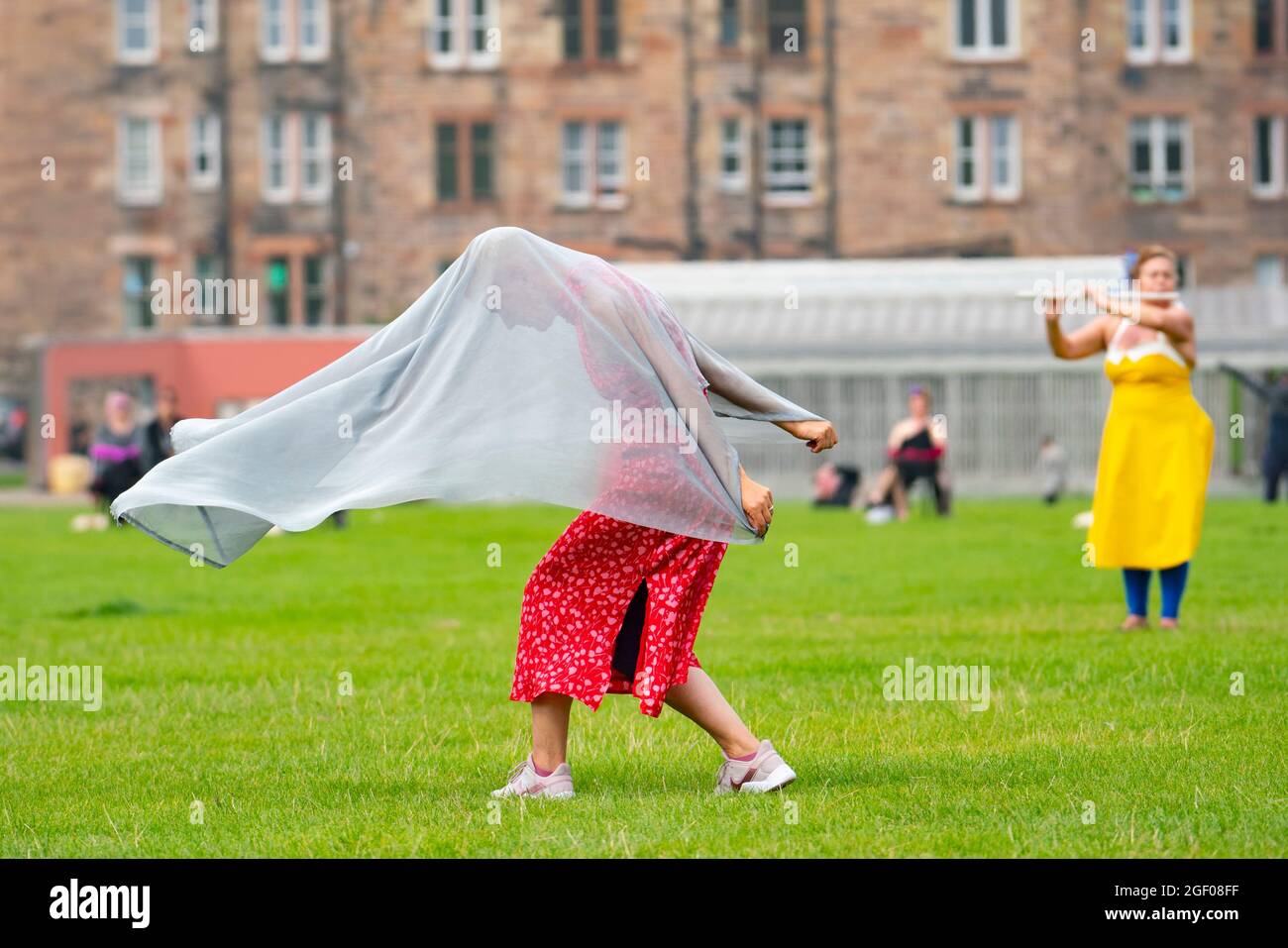Édimbourg, Écosse, Royaume-Uni. 22 août 2021. Spectacle de danse en plein air à Holyrood Park dans le cadre du Festival international d'Édimbourg. Field - quelque chose pour l'avenir est maintenant dirigé par Christine Devaney et présente un ensemble d'artistes basés à Edimbourg, Field est un immersif, Des œuvres de haut niveau et des artistes réagissent au paysage environnant et les uns aux autres en suivant une série de mouvements et de scores sonores en direct, qui ont comme toile de fond Arthur’s Seat. Iain Masterton/Alay Live News. Banque D'Images