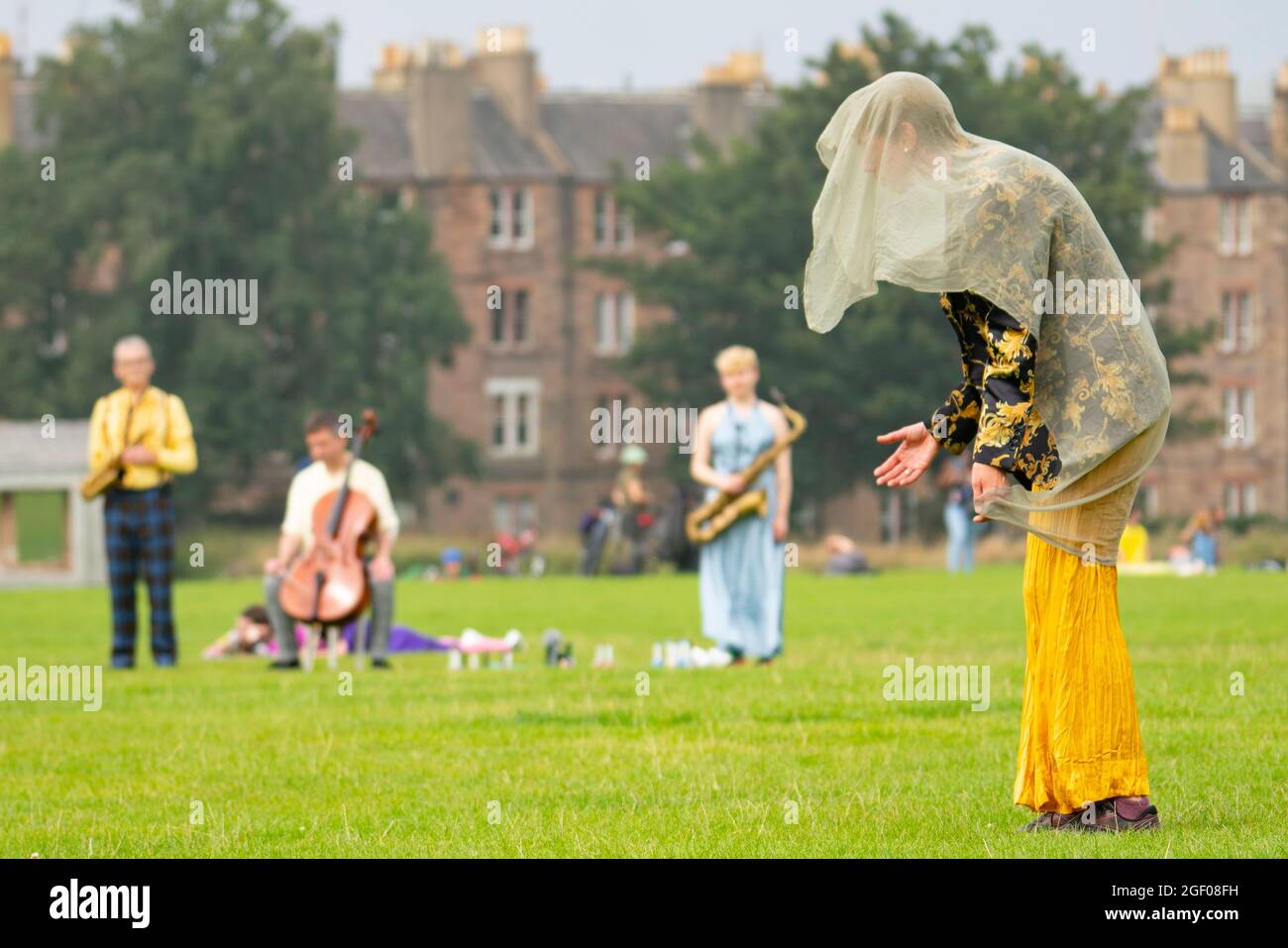 Édimbourg, Écosse, Royaume-Uni. 22 août 2021. Spectacle de danse en plein air à Holyrood Park dans le cadre du Festival international d'Édimbourg. Field - quelque chose pour l'avenir est maintenant dirigé par Christine Devaney et présente un ensemble d'artistes basés à Edimbourg, Field est un immersif, Des œuvres de haut niveau et des artistes réagissent au paysage environnant et les uns aux autres en suivant une série de mouvements et de scores sonores en direct, qui ont comme toile de fond Arthur’s Seat. Iain Masterton/Alay Live News. Banque D'Images