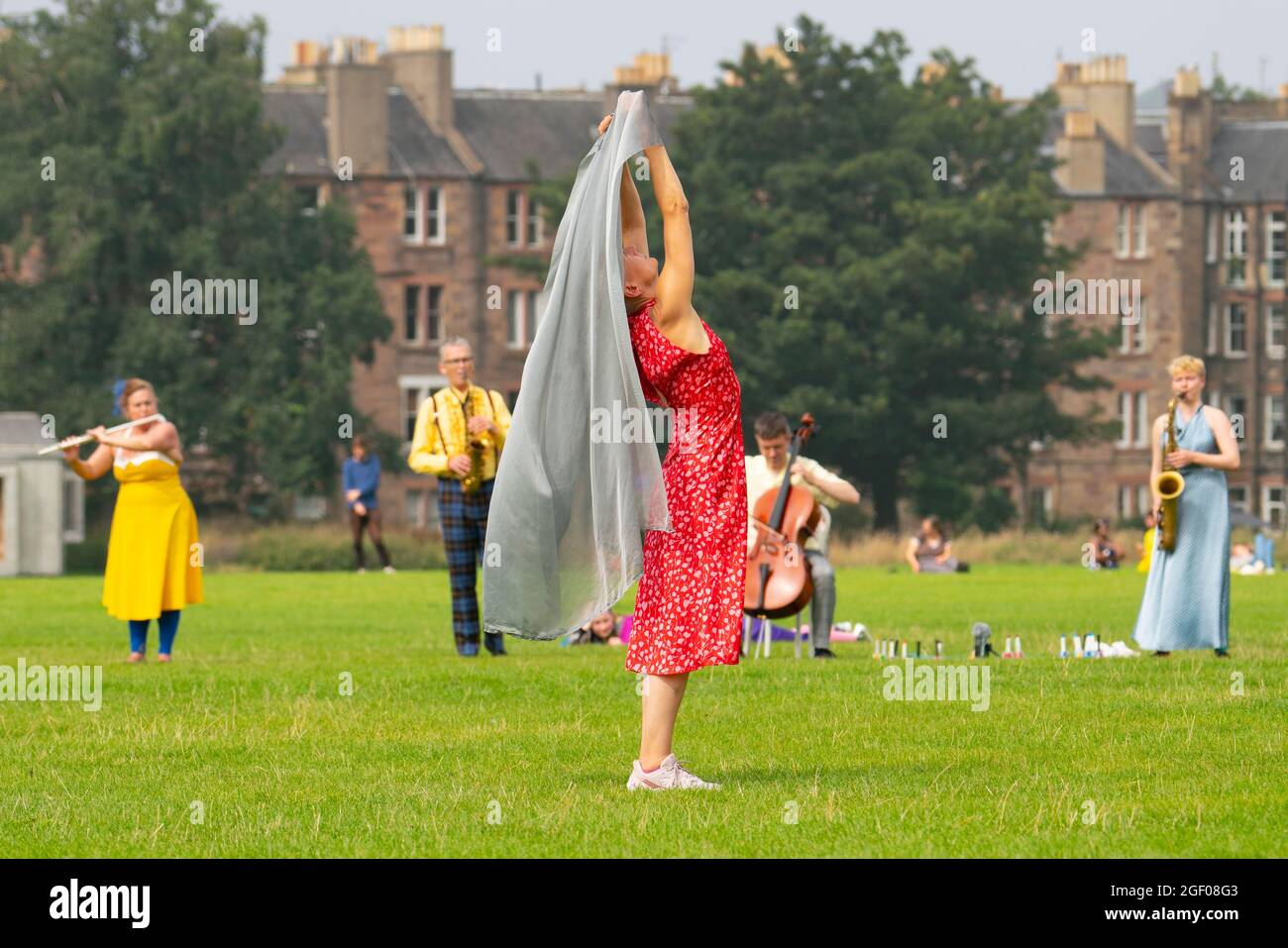 Édimbourg, Écosse, Royaume-Uni. 22 août 2021. Spectacle de danse en plein air à Holyrood Park dans le cadre du Festival international d'Édimbourg. Field - quelque chose pour l'avenir est maintenant dirigé par Christine Devaney et présente un ensemble d'artistes basés à Edimbourg, Field est un immersif, Des œuvres de haut niveau et des artistes réagissent au paysage environnant et les uns aux autres en suivant une série de mouvements et de scores sonores en direct, qui ont comme toile de fond Arthur’s Seat. Iain Masterton/Alay Live News. Banque D'Images
