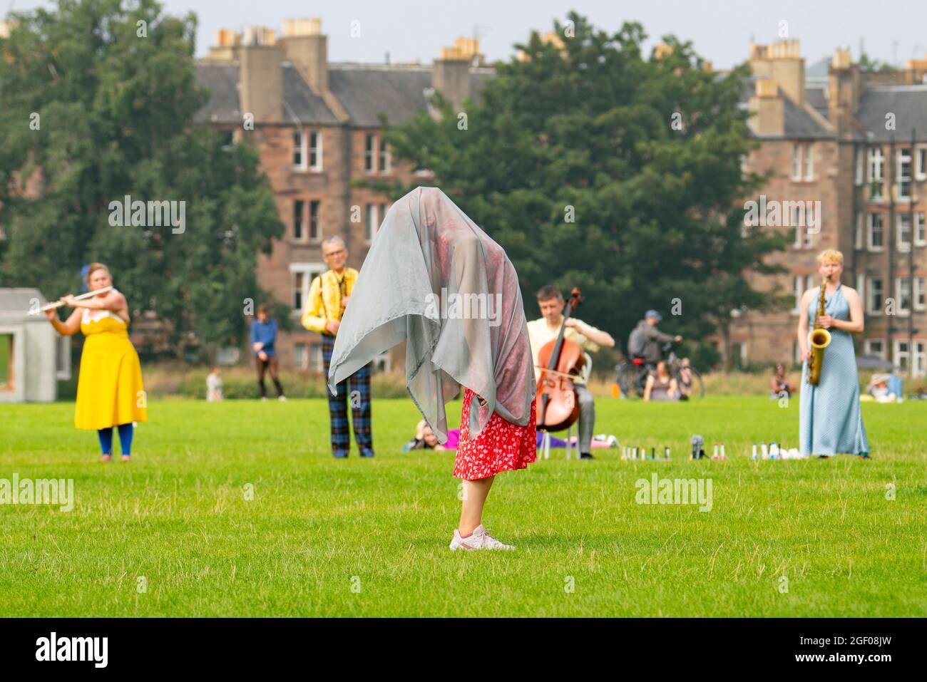 Édimbourg, Écosse, Royaume-Uni. 22 août 2021. Spectacle de danse en plein air à Holyrood Park dans le cadre du Festival international d'Édimbourg. Field - quelque chose pour l'avenir est maintenant dirigé par Christine Devaney et présente un ensemble d'artistes basés à Edimbourg, Field est un immersif, Des œuvres de haut niveau et des artistes réagissent au paysage environnant et les uns aux autres en suivant une série de mouvements et de scores sonores en direct, qui ont comme toile de fond Arthur’s Seat. Iain Masterton/Alay Live News. Banque D'Images