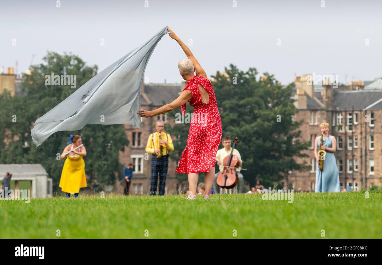 Édimbourg, Écosse, Royaume-Uni. 22 août 2021. Spectacle de danse en plein air à Holyrood Park dans le cadre du Festival international d'Édimbourg. Field - quelque chose pour l'avenir est maintenant dirigé par Christine Devaney et présente un ensemble d'artistes basés à Edimbourg, Field est un immersif, Des œuvres de haut niveau et des artistes réagissent au paysage environnant et les uns aux autres en suivant une série de mouvements et de scores sonores en direct, qui ont comme toile de fond Arthur’s Seat. Iain Masterton/Alay Live News. Banque D'Images
