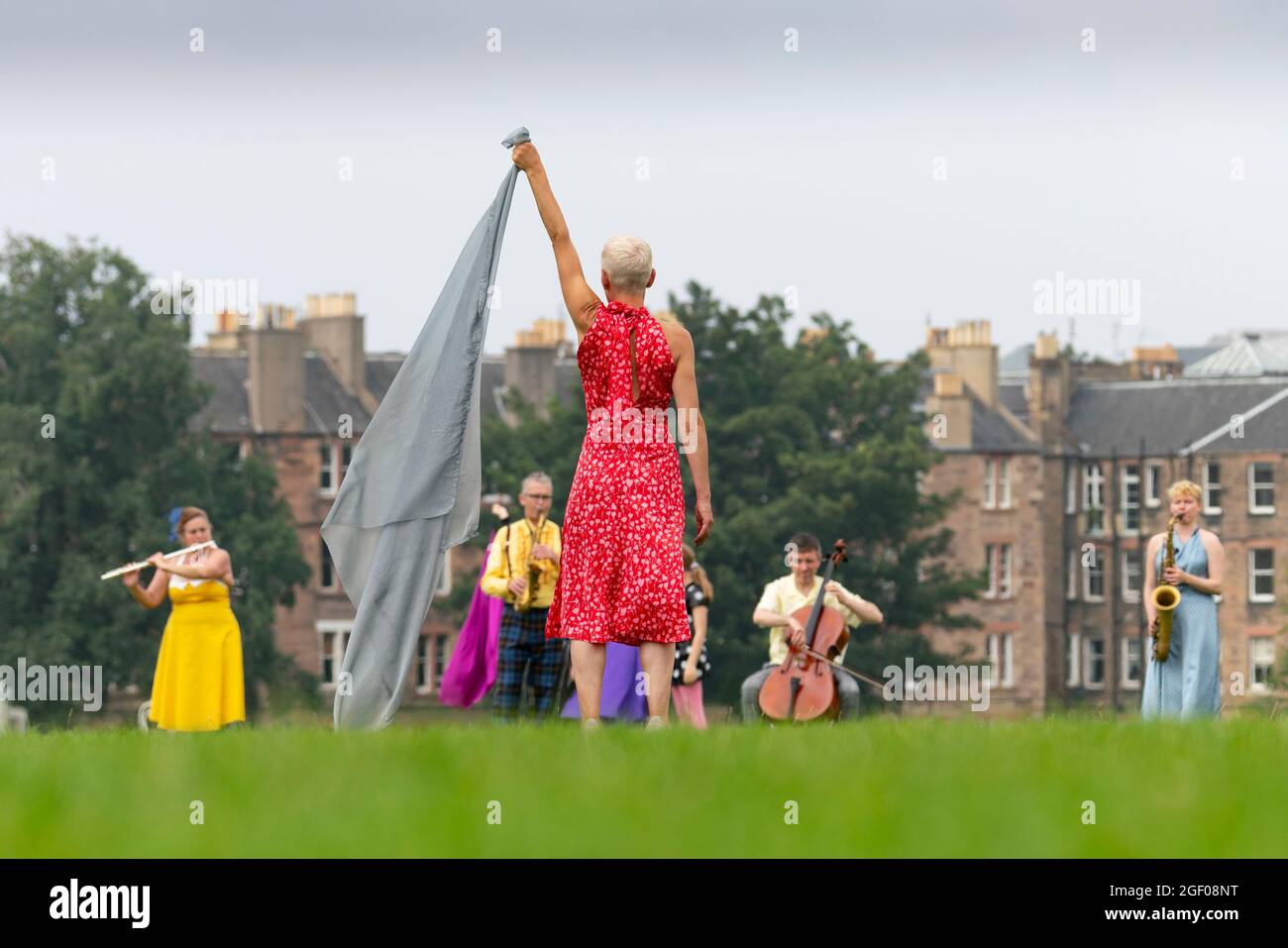 Édimbourg, Écosse, Royaume-Uni. 22 août 2021. Spectacle de danse en plein air à Holyrood Park dans le cadre du Festival international d'Édimbourg. Field - quelque chose pour l'avenir est maintenant dirigé par Christine Devaney et présente un ensemble d'artistes basés à Edimbourg, Field est un immersif, Des œuvres de haut niveau et des artistes réagissent au paysage environnant et les uns aux autres en suivant une série de mouvements et de scores sonores en direct, qui ont comme toile de fond Arthur’s Seat. Iain Masterton/Alay Live News. Banque D'Images