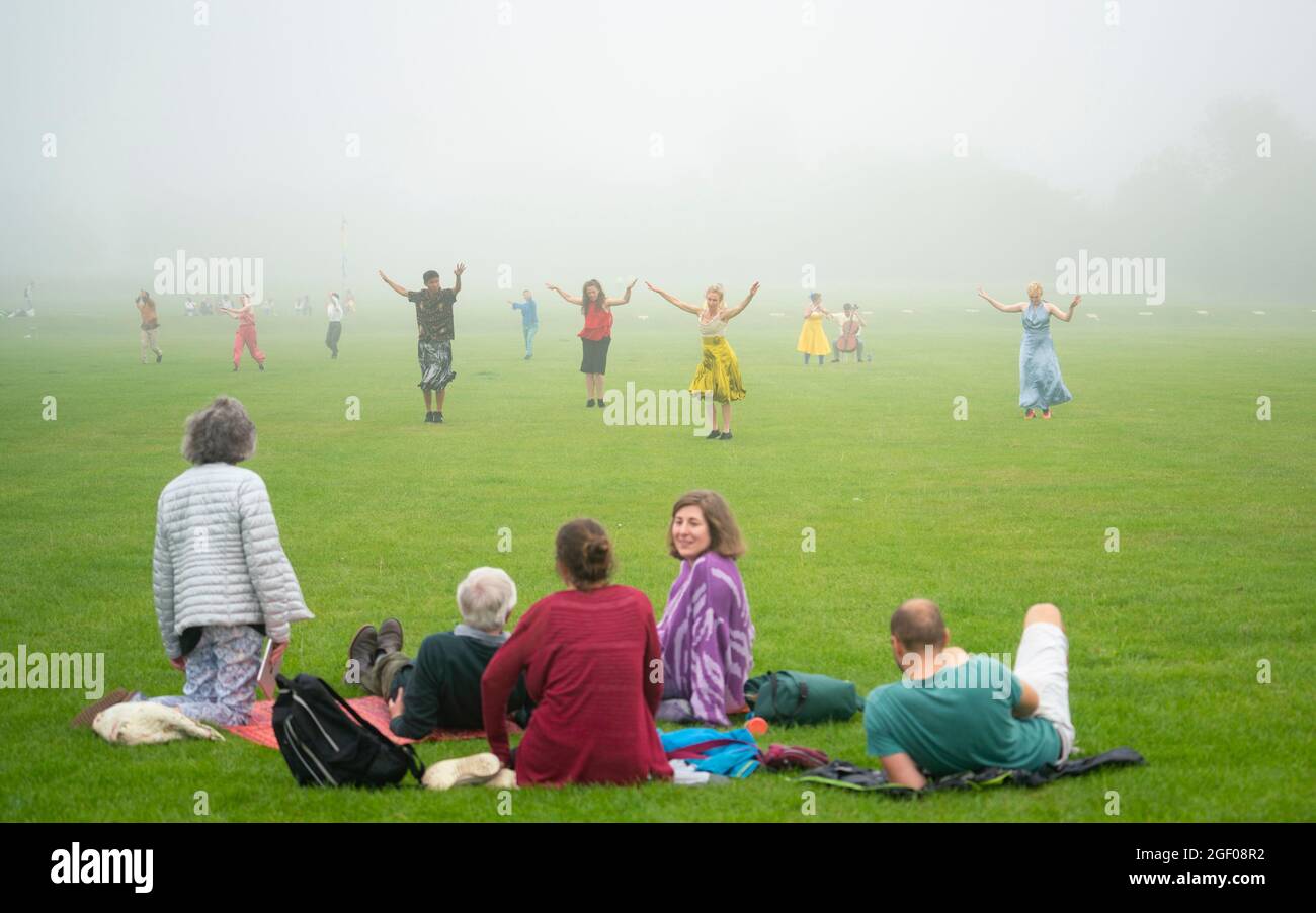 Édimbourg, Écosse, Royaume-Uni. 22 août 2021. Spectacle de danse en plein air à Holyrood Park dans le cadre du Festival international d'Édimbourg. Field - quelque chose pour l'avenir est maintenant dirigé par Christine Devaney et présente un ensemble d'artistes basés à Edimbourg, Field est un immersif, Des œuvres de haut niveau et des artistes réagissent au paysage environnant et les uns aux autres en suivant une série de mouvements et de scores sonores en direct, qui ont comme toile de fond Arthur’s Seat. Iain Masterton/Alay Live News. Banque D'Images