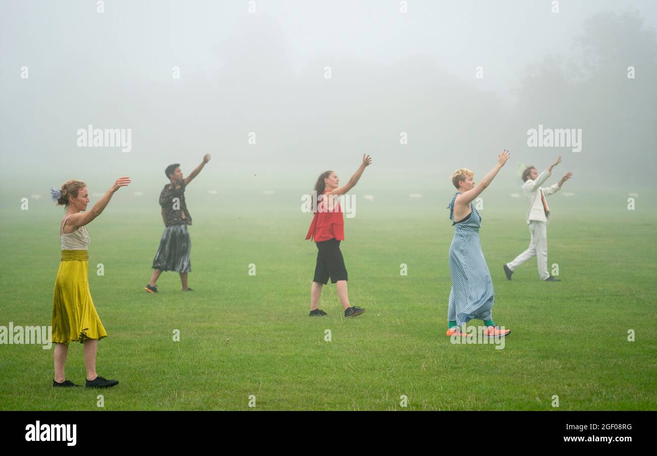 Édimbourg, Écosse, Royaume-Uni. 22 août 2021. Spectacle de danse en plein air à Holyrood Park dans le cadre du Festival international d'Édimbourg. Field - quelque chose pour l'avenir est maintenant dirigé par Christine Devaney et présente un ensemble d'artistes basés à Edimbourg, Field est un immersif, Des œuvres de haut niveau et des artistes réagissent au paysage environnant et les uns aux autres en suivant une série de mouvements et de scores sonores en direct, qui ont comme toile de fond Arthur’s Seat. Iain Masterton/Alay Live News. Banque D'Images