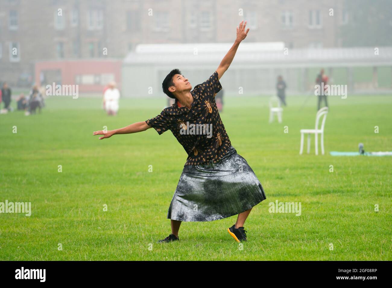Édimbourg, Écosse, Royaume-Uni. 22 août 2021. Spectacle de danse en plein air à Holyrood Park dans le cadre du Festival international d'Édimbourg. Field - quelque chose pour l'avenir est maintenant dirigé par Christine Devaney et présente un ensemble d'artistes basés à Edimbourg, Field est un immersif, Des œuvres de haut niveau et des artistes réagissent au paysage environnant et les uns aux autres en suivant une série de mouvements et de scores sonores en direct, qui ont comme toile de fond Arthur’s Seat. Iain Masterton/Alay Live News. Banque D'Images