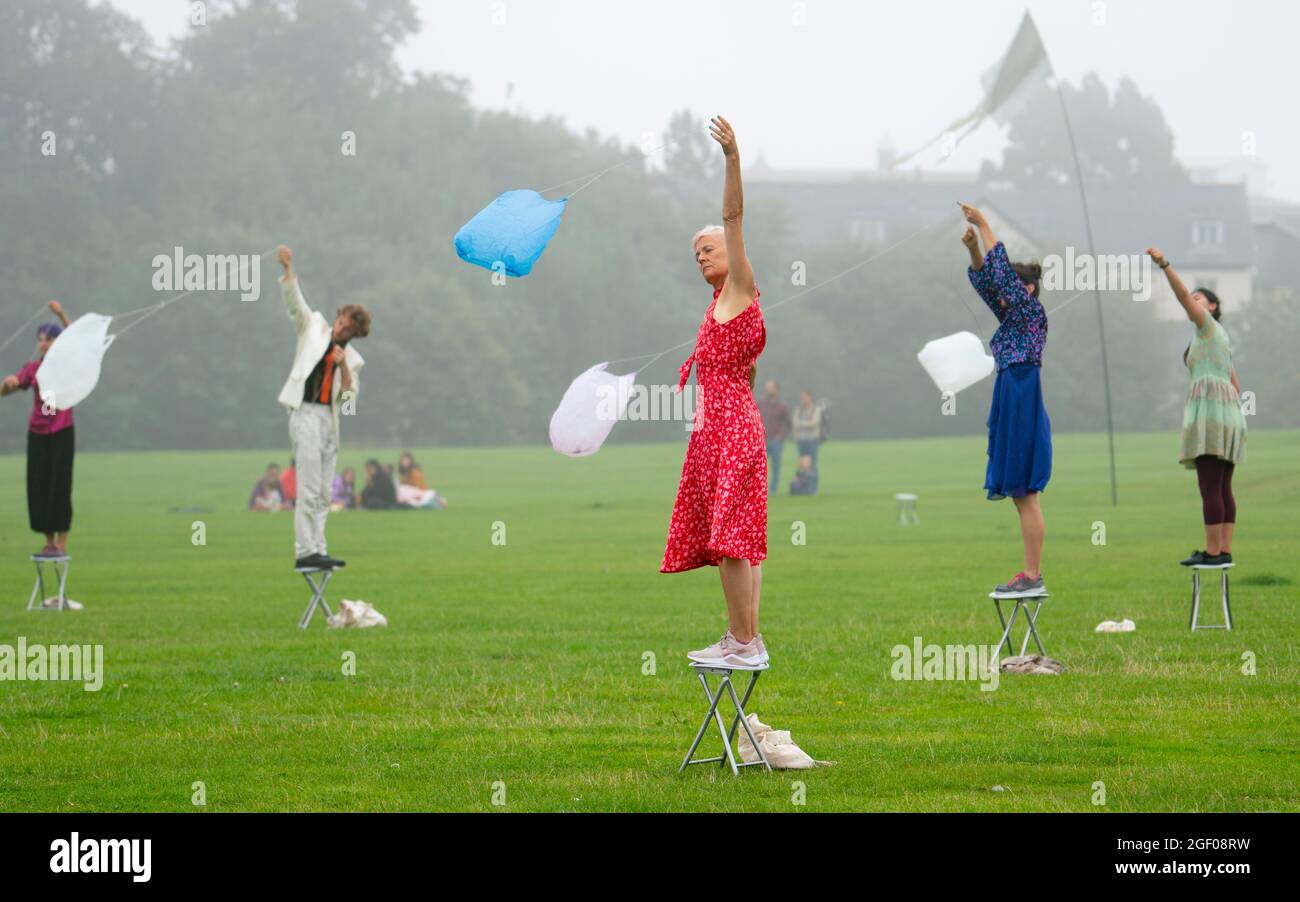 Édimbourg, Écosse, Royaume-Uni. 22 août 2021. Spectacle de danse en plein air à Holyrood Park dans le cadre du Festival international d'Édimbourg. Field - quelque chose pour l'avenir est maintenant dirigé par Christine Devaney et présente un ensemble d'artistes basés à Edimbourg, Field est un immersif, Des œuvres de haut niveau et des artistes réagissent au paysage environnant et les uns aux autres en suivant une série de mouvements et de scores sonores en direct, qui ont comme toile de fond Arthur’s Seat. Iain Masterton/Alay Live News. Banque D'Images