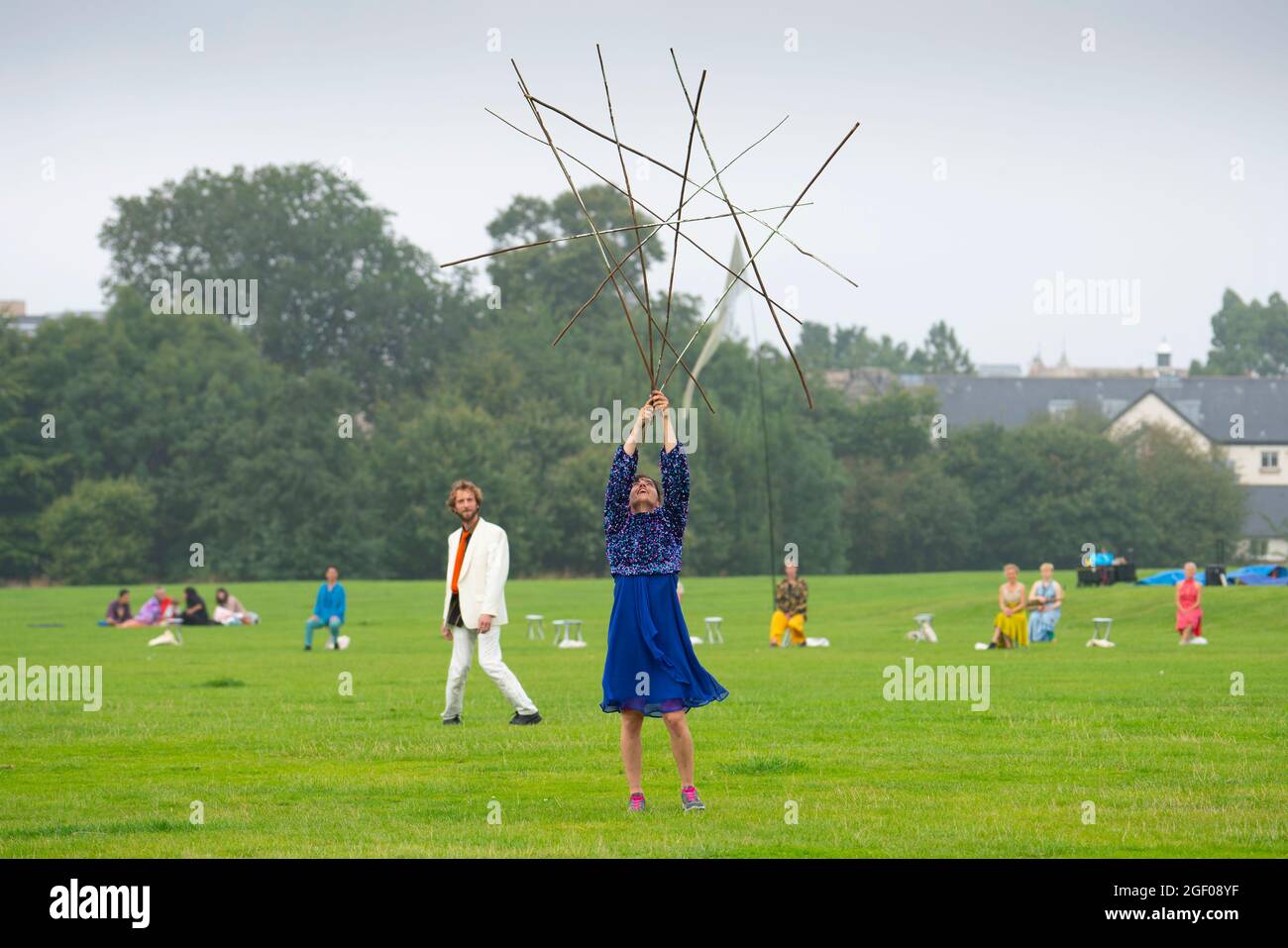 Édimbourg, Écosse, Royaume-Uni. 22 août 2021. Spectacle de danse en plein air à Holyrood Park dans le cadre du Festival international d'Édimbourg. Field - quelque chose pour l'avenir est maintenant dirigé par Christine Devaney et présente un ensemble d'artistes basés à Edimbourg, Field est un immersif, Des œuvres de haut niveau et des artistes réagissent au paysage environnant et les uns aux autres en suivant une série de mouvements et de scores sonores en direct, qui ont comme toile de fond Arthur’s Seat. Iain Masterton/Alay Live News. Banque D'Images