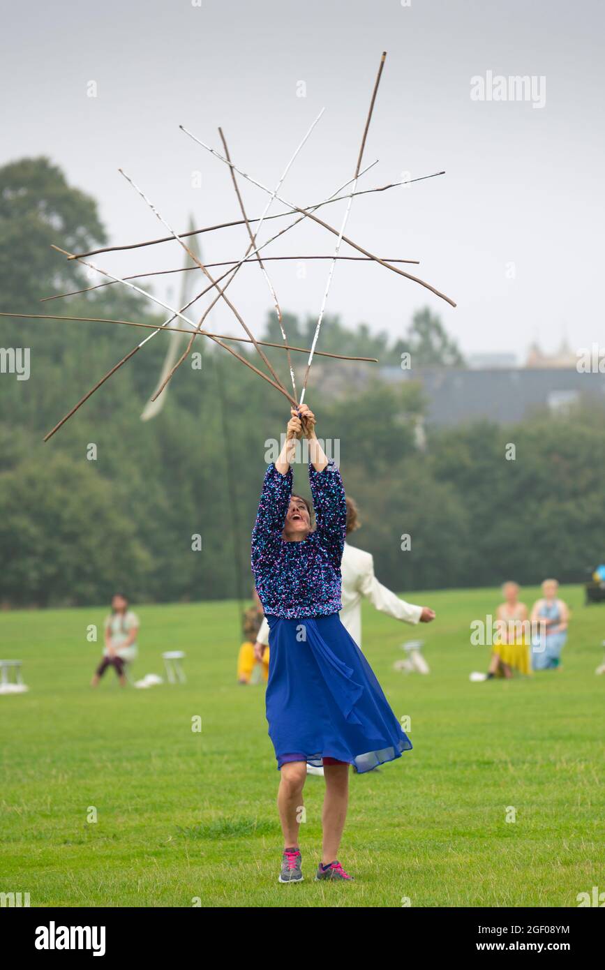 Édimbourg, Écosse, Royaume-Uni. 22 août 2021. Spectacle de danse en plein air à Holyrood Park dans le cadre du Festival international d'Édimbourg. Field - quelque chose pour l'avenir est maintenant dirigé par Christine Devaney et présente un ensemble d'artistes basés à Edimbourg, Field est un immersif, Des œuvres de haut niveau et des artistes réagissent au paysage environnant et les uns aux autres en suivant une série de mouvements et de scores sonores en direct, qui ont comme toile de fond Arthur’s Seat. Iain Masterton/Alay Live News. Banque D'Images