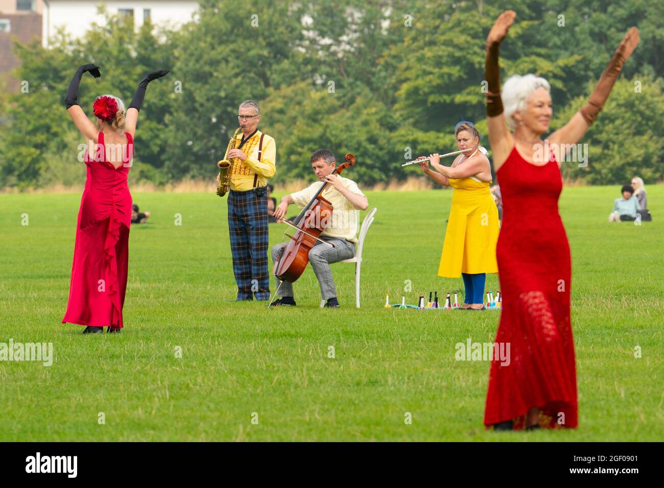 Édimbourg, Écosse, Royaume-Uni. 22 août 2021. Spectacle de danse en plein air à Holyrood Park dans le cadre du Festival international d'Édimbourg. Field - quelque chose pour l'avenir est maintenant dirigé par Christine Devaney et présente un ensemble d'artistes basés à Edimbourg, Field est un immersif, Des œuvres de haut niveau et des artistes réagissent au paysage environnant et les uns aux autres en suivant une série de mouvements et de scores sonores en direct, qui ont comme toile de fond Arthur’s Seat. Iain Masterton/Alay Live News. Banque D'Images