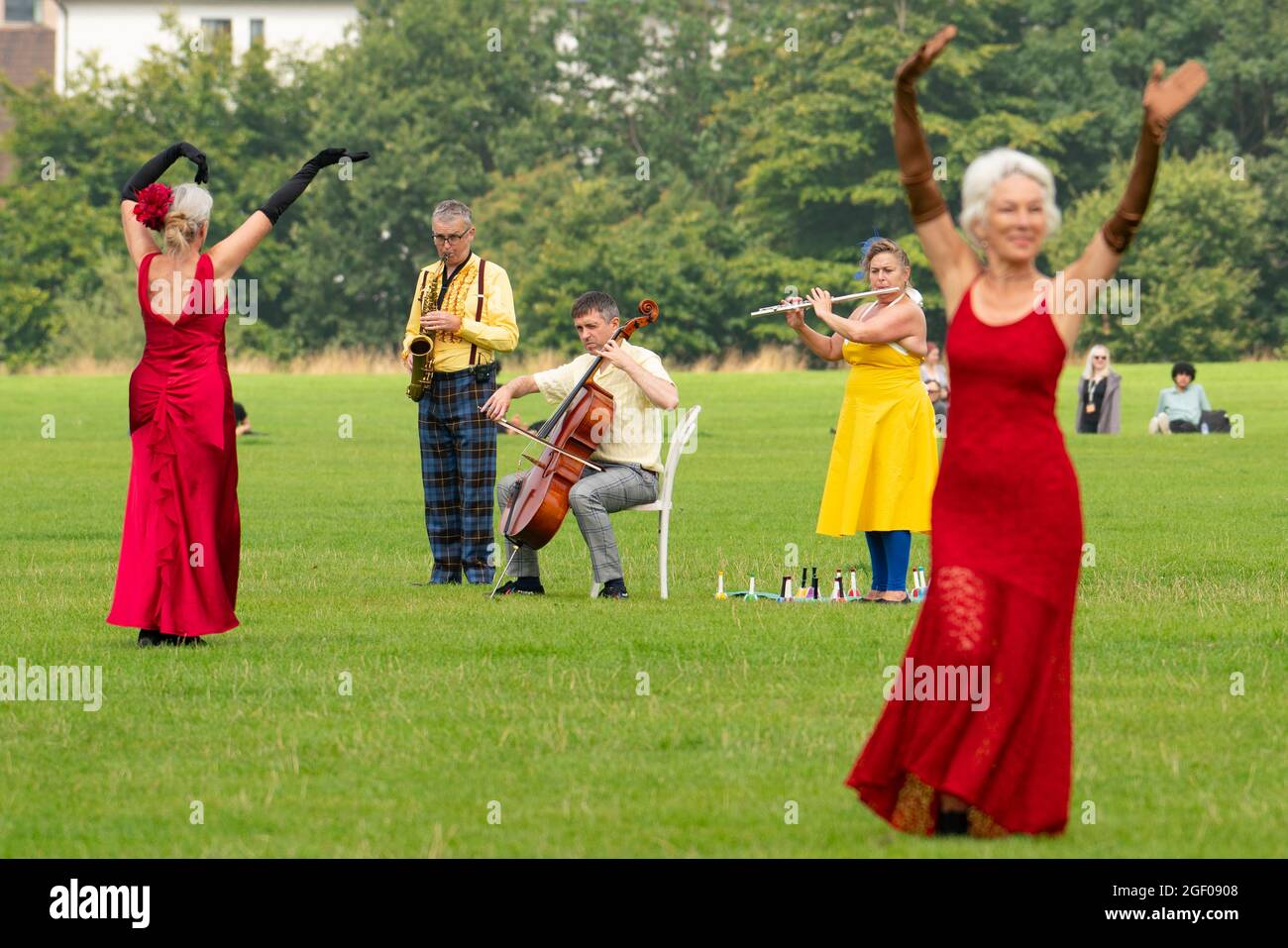 Édimbourg, Écosse, Royaume-Uni. 22 août 2021. Spectacle de danse en plein air à Holyrood Park dans le cadre du Festival international d'Édimbourg. Field - quelque chose pour l'avenir est maintenant dirigé par Christine Devaney et présente un ensemble d'artistes basés à Edimbourg, Field est un immersif, Des œuvres de haut niveau et des artistes réagissent au paysage environnant et les uns aux autres en suivant une série de mouvements et de scores sonores en direct, qui ont comme toile de fond Arthur’s Seat. Iain Masterton/Alay Live News. Banque D'Images