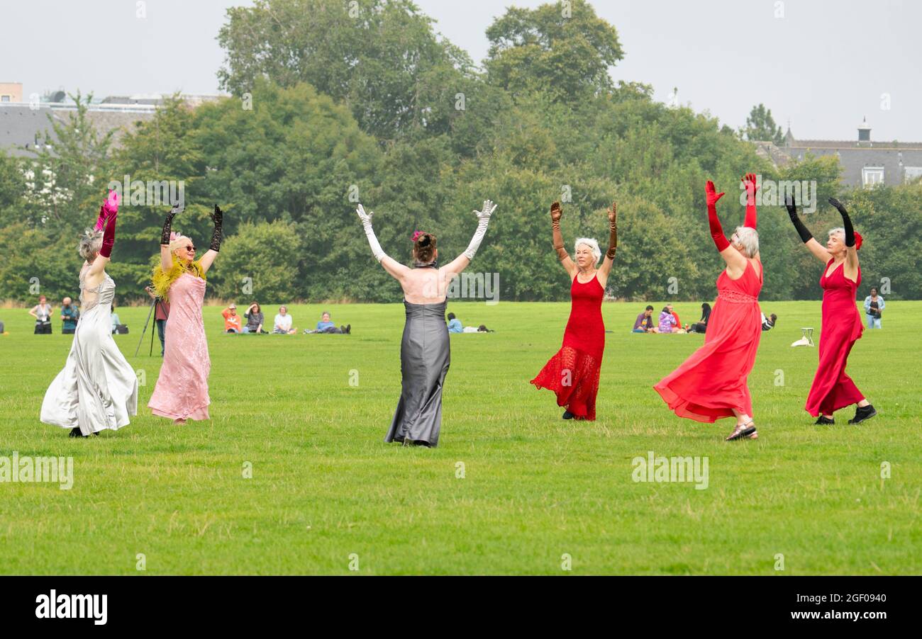 Édimbourg, Écosse, Royaume-Uni. 22 août 2021. Spectacle de danse en plein air à Holyrood Park dans le cadre du Festival international d'Édimbourg. Field - quelque chose pour l'avenir est maintenant dirigé par Christine Devaney et présente un ensemble d'artistes basés à Edimbourg, Field est un immersif, Des œuvres de haut niveau et des artistes réagissent au paysage environnant et les uns aux autres en suivant une série de mouvements et de scores sonores en direct, qui ont comme toile de fond Arthur’s Seat. Iain Masterton/Alay Live News. Banque D'Images