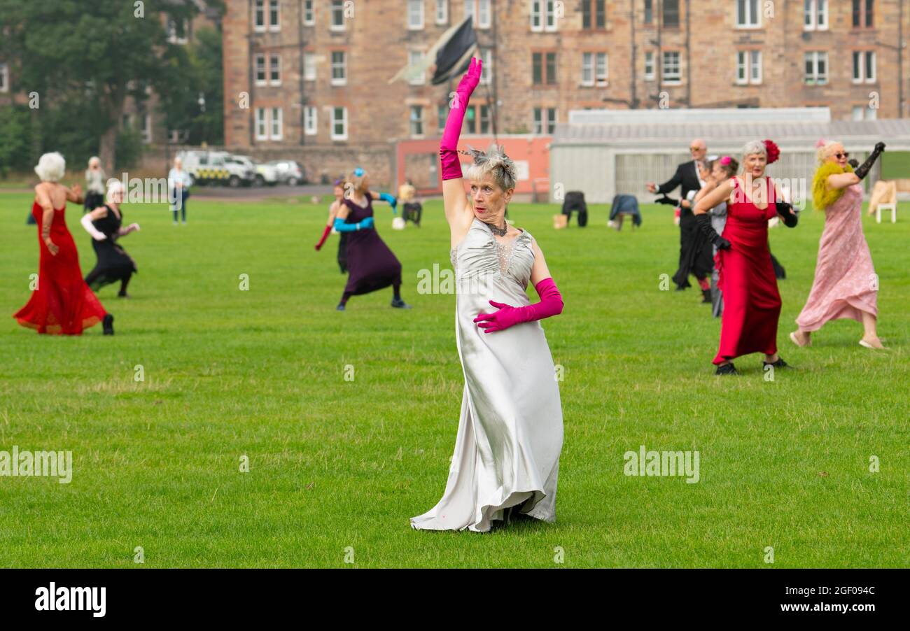 Édimbourg, Écosse, Royaume-Uni. 22 août 2021. Spectacle de danse en plein air à Holyrood Park dans le cadre du Festival international d'Édimbourg. Field - quelque chose pour l'avenir est maintenant dirigé par Christine Devaney et présente un ensemble d'artistes basés à Edimbourg, Field est un immersif, Des œuvres de haut niveau et des artistes réagissent au paysage environnant et les uns aux autres en suivant une série de mouvements et de scores sonores en direct, qui ont comme toile de fond Arthur’s Seat. Iain Masterton/Alay Live News. Banque D'Images
