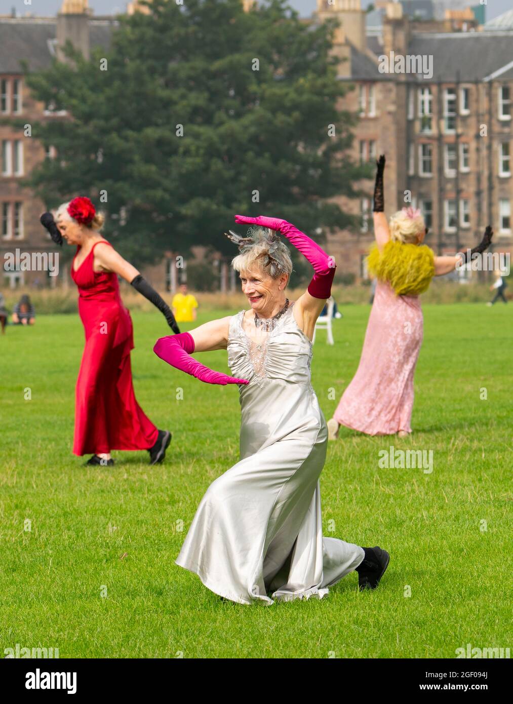Édimbourg, Écosse, Royaume-Uni. 22 août 2021. Spectacle de danse en plein air à Holyrood Park dans le cadre du Festival international d'Édimbourg. Field - quelque chose pour l'avenir est maintenant dirigé par Christine Devaney et présente un ensemble d'artistes basés à Edimbourg, Field est un immersif, Des œuvres de haut niveau et des artistes réagissent au paysage environnant et les uns aux autres en suivant une série de mouvements et de scores sonores en direct, qui ont comme toile de fond Arthur’s Seat. Iain Masterton/Alay Live News. Banque D'Images
