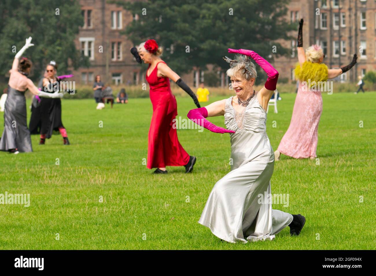 Édimbourg, Écosse, Royaume-Uni. 22 août 2021. Spectacle de danse en plein air à Holyrood Park dans le cadre du Festival international d'Édimbourg. Field - quelque chose pour l'avenir est maintenant dirigé par Christine Devaney et présente un ensemble d'artistes basés à Edimbourg, Field est un immersif, Des œuvres de haut niveau et des artistes réagissent au paysage environnant et les uns aux autres en suivant une série de mouvements et de scores sonores en direct, qui ont comme toile de fond Arthur’s Seat. Iain Masterton/Alay Live News. Banque D'Images