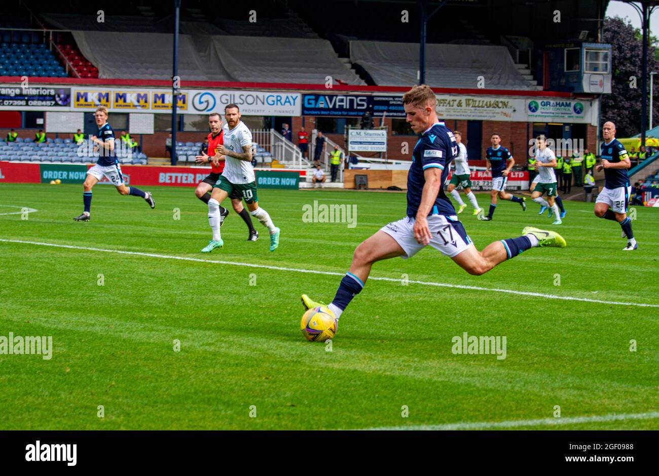 Dundee, Tayside, Écosse, Royaume-Uni. 22 août 2021. Scottish Premiership: Dundee FC vs Hibernian: Cinch Scottish Premiership fixture Dundee FC contre le Hibernian d'Édimbourg au stade de Dens Park Kilmac à Dundee a été sélectionné pour la diffusion télévisée en direct par Sky Sports. Hibernian a pris la tête de la Scottish Premiership malgré le dernier en-tête de Paul McGowan qui a gagné Dundee un point dans un tirage vibrant de 2-2. Crédit : Dundee Photographics/Alamy Live News Banque D'Images