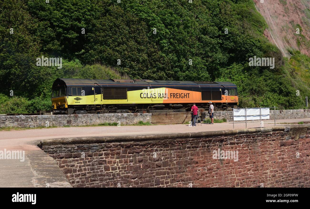 Colas Rail Freight 627R le 0855 Lostwithiel à Westbury Down, passant Sprey point, Teignmouth, transporté par le n° 66846 (n° 66848 à l'arrière).13.06.2021. Banque D'Images