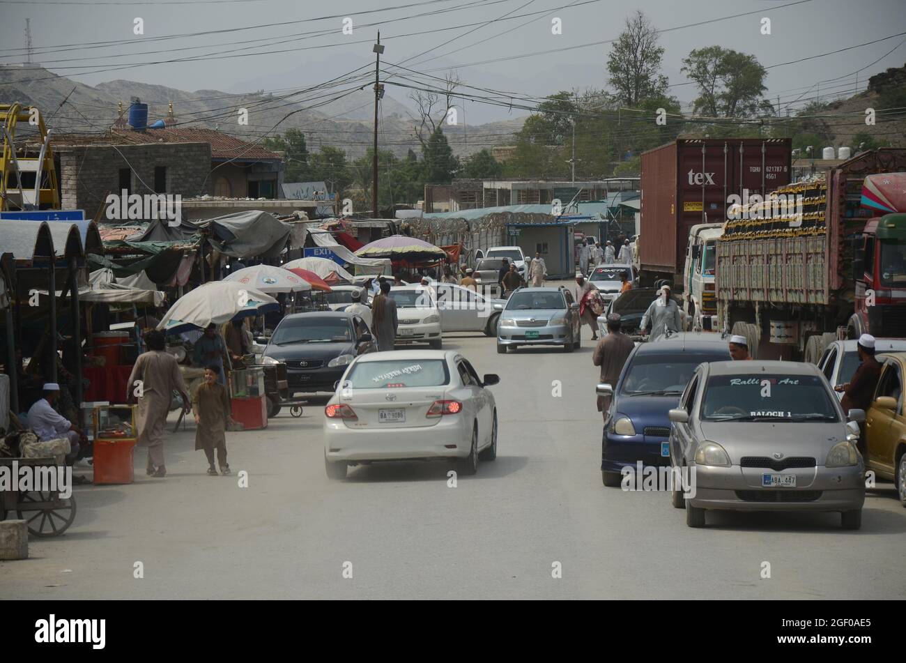 (8/20/2021) les remorques attendent de traverser le poste frontalier de Torkham, dans le district de Khyber, trois cents camions arrivent et passent quotidiennement à la frontière de Torkham sur une base commerciale. Les gens attendent le transport après qu'ils entrent au Pakistan par un point de passage frontalier à Peshawar. (Photo de Hussain Ali/Pacific Press/Sipa USA) Banque D'Images