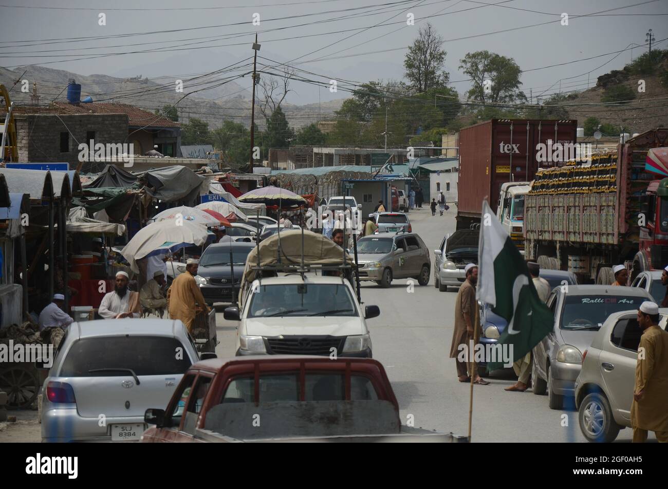 (8/20/2021) les remorques attendent de traverser le poste frontalier de Torkham, dans le district de Khyber, trois cents camions arrivent et passent quotidiennement à la frontière de Torkham sur une base commerciale. Les gens attendent le transport après qu'ils entrent au Pakistan par un point de passage frontalier à Peshawar. (Photo de Hussain Ali/Pacific Press/Sipa USA) Banque D'Images