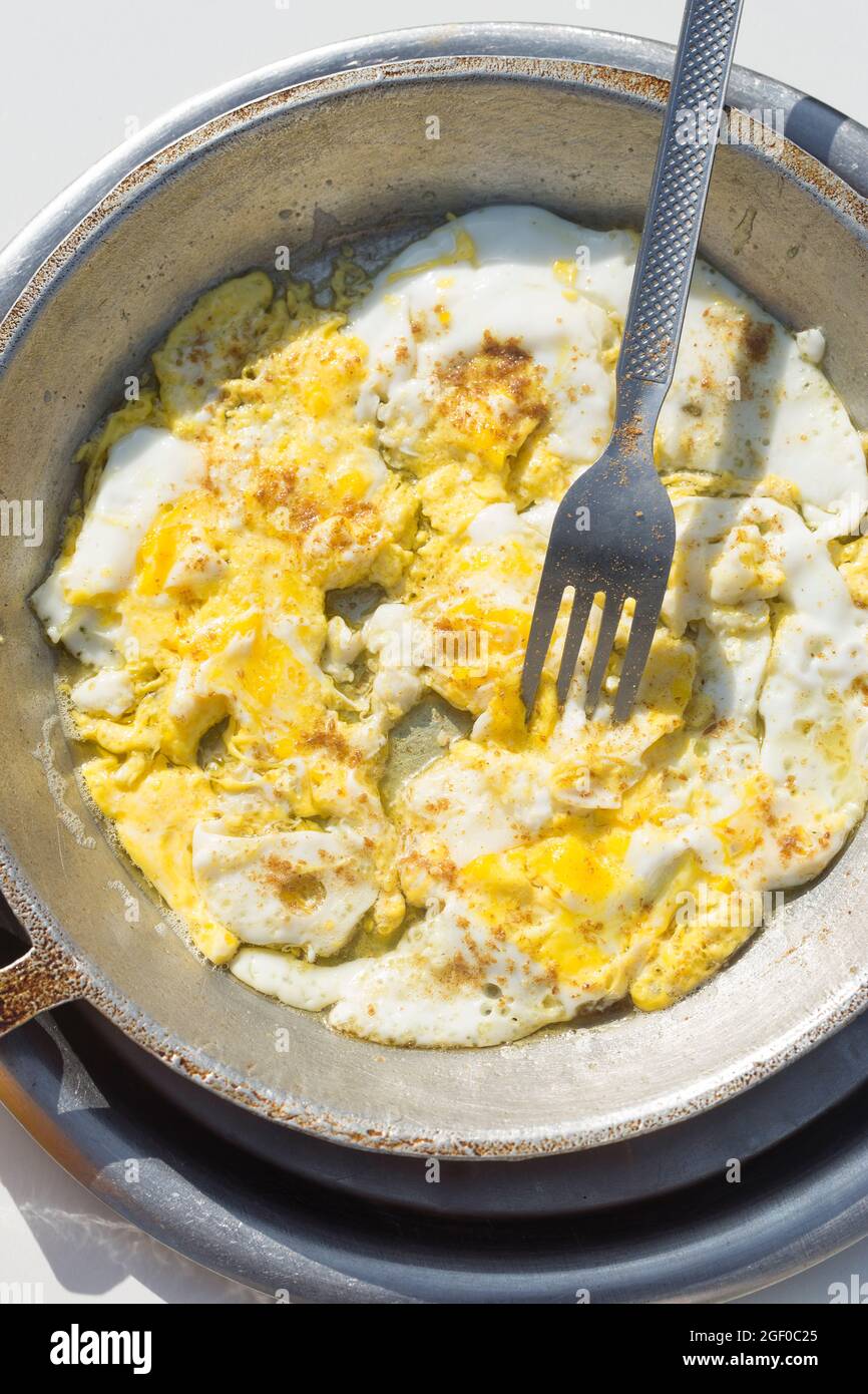 Petit déjeuner simple et simple avec omelettes au Maroc, épices, cumin Banque D'Images