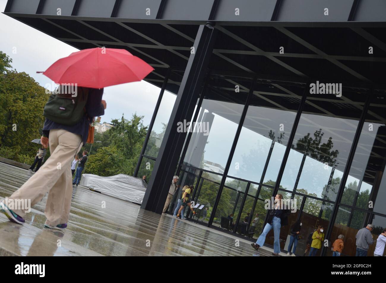 Berlin, Allemagne. 22 août 2021. Berlin, Allemagne. 22 août 2021. La célèbre Neue Nationalgalerie de Mies van der Rohe à Berlin, en Allemagne, rouvre ses portes au public après six ans de rénovation par l'architecte britannique David Chipperfield, le 22 août 2021. Credit: Markku Rainer Peltonen/Alay Live News Banque D'Images