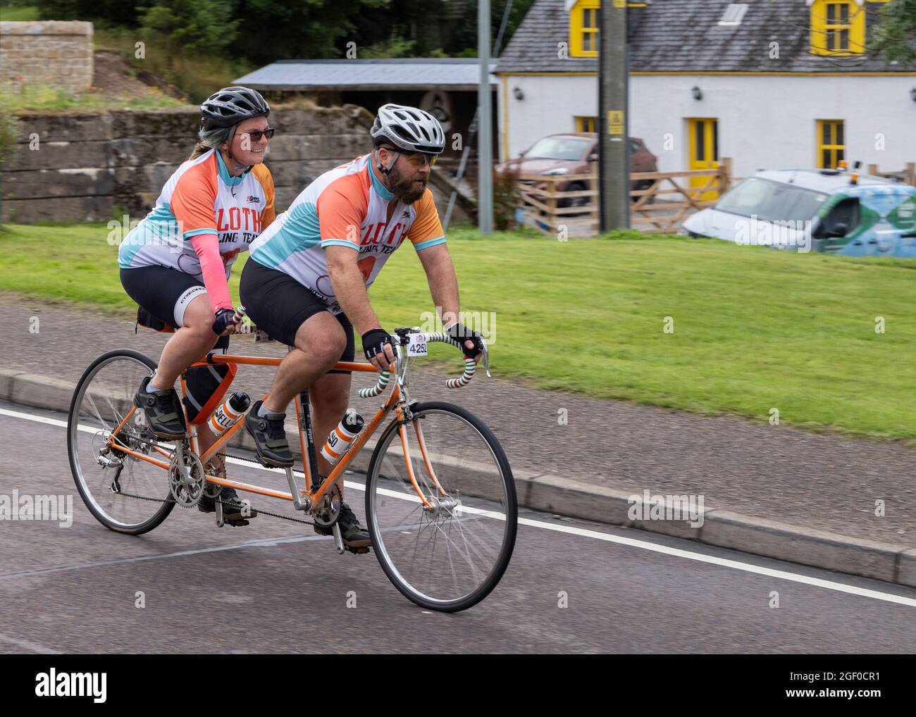 Fort Augustus, Écosse, Royaume-Uni. 22 août 2021. Les cyclistes qui prennent part à l'Etape Loch Ness en vélo de route fermé sportive après un parcours de 360 degrés de 66 miles / 106 km autour du Loch Ness, en Écosse, début et fin à Inverness. Des milliers de livres seront amassés par les participants pour Macmillan cancer support, l'organisme de bienfaisance officiel de l'événement. Cette image montre les participants à fort Augustus. Vert falaise/Alamy Banque D'Images