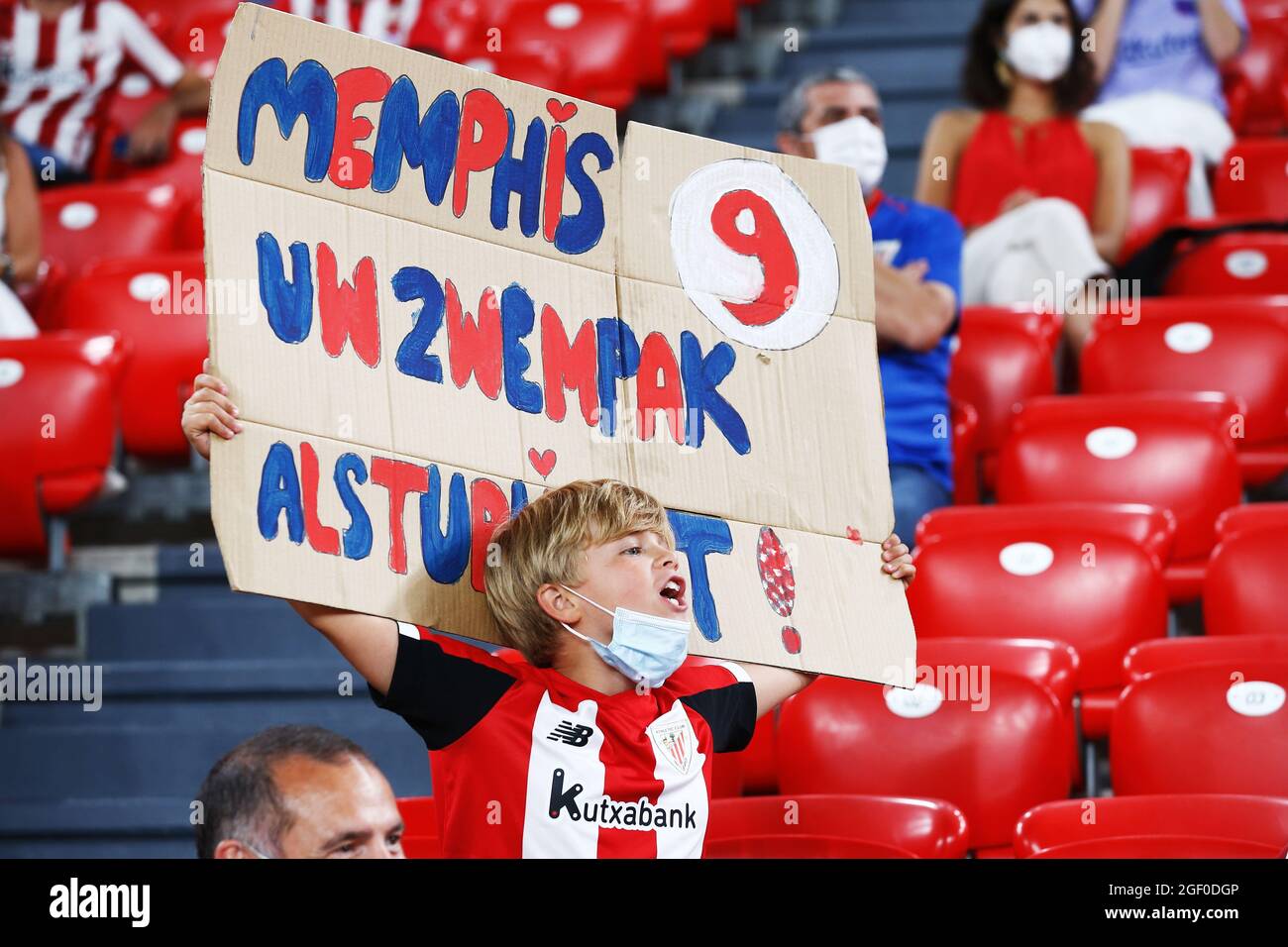 Bilbao fan pour enfants (Bilbao), 21 AOÛT 2021 - football / football : UN fan pour enfants tient une planche pour demander un uniforme Delay lors du match espagnol "la Liga Santander" entre Athletic Club de Bilbao 1-1 FC Barcelone à l'Estadio San Mames à Bilbao, Espagne. (Photo de Mutsu Kawamori/AFLO) Banque D'Images