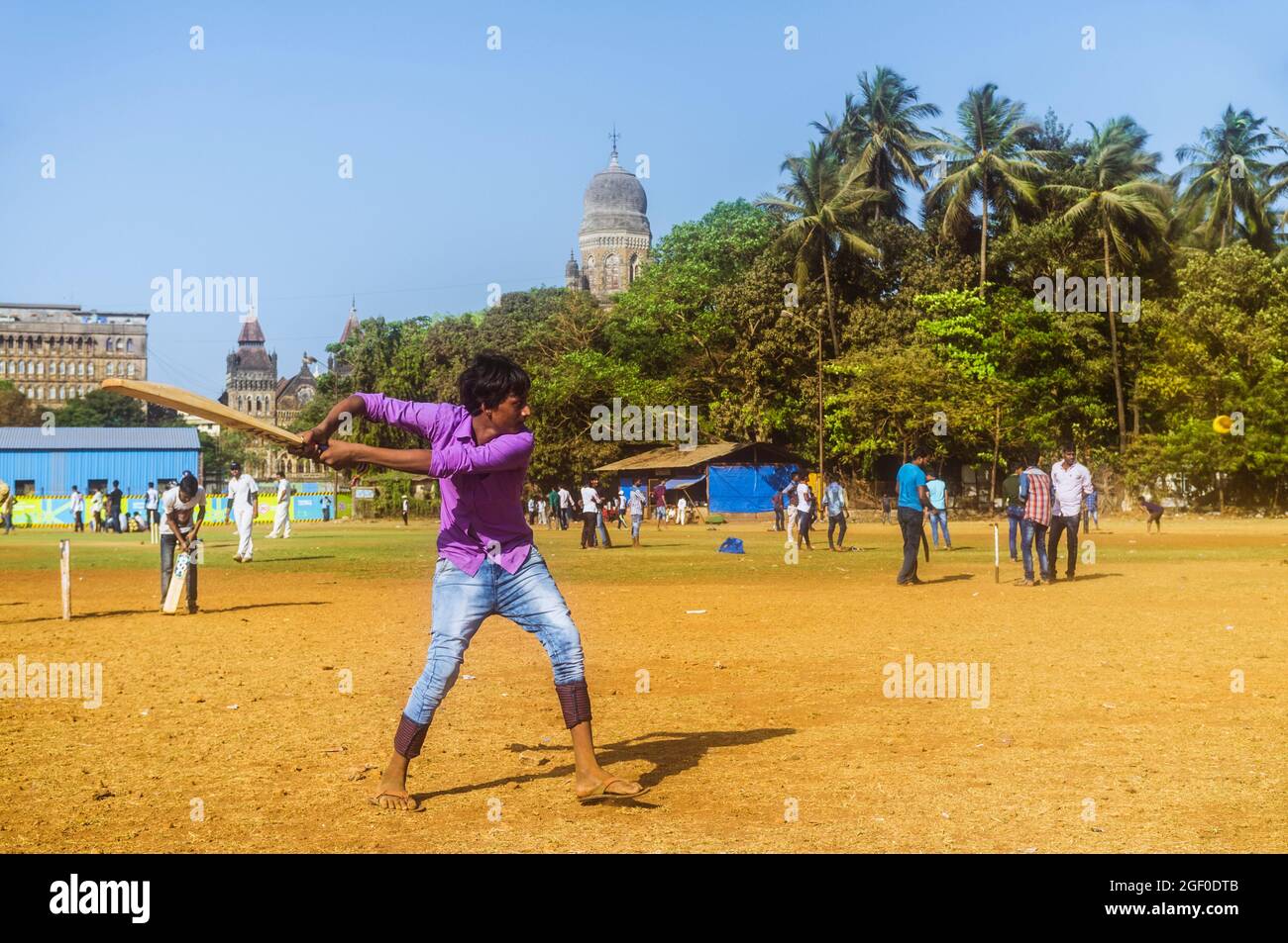 Mumbai, Maharashtra, Inde : UN jeune homme joue au cricket dans le parc Oval Maidan du district de Churchgate. Banque D'Images