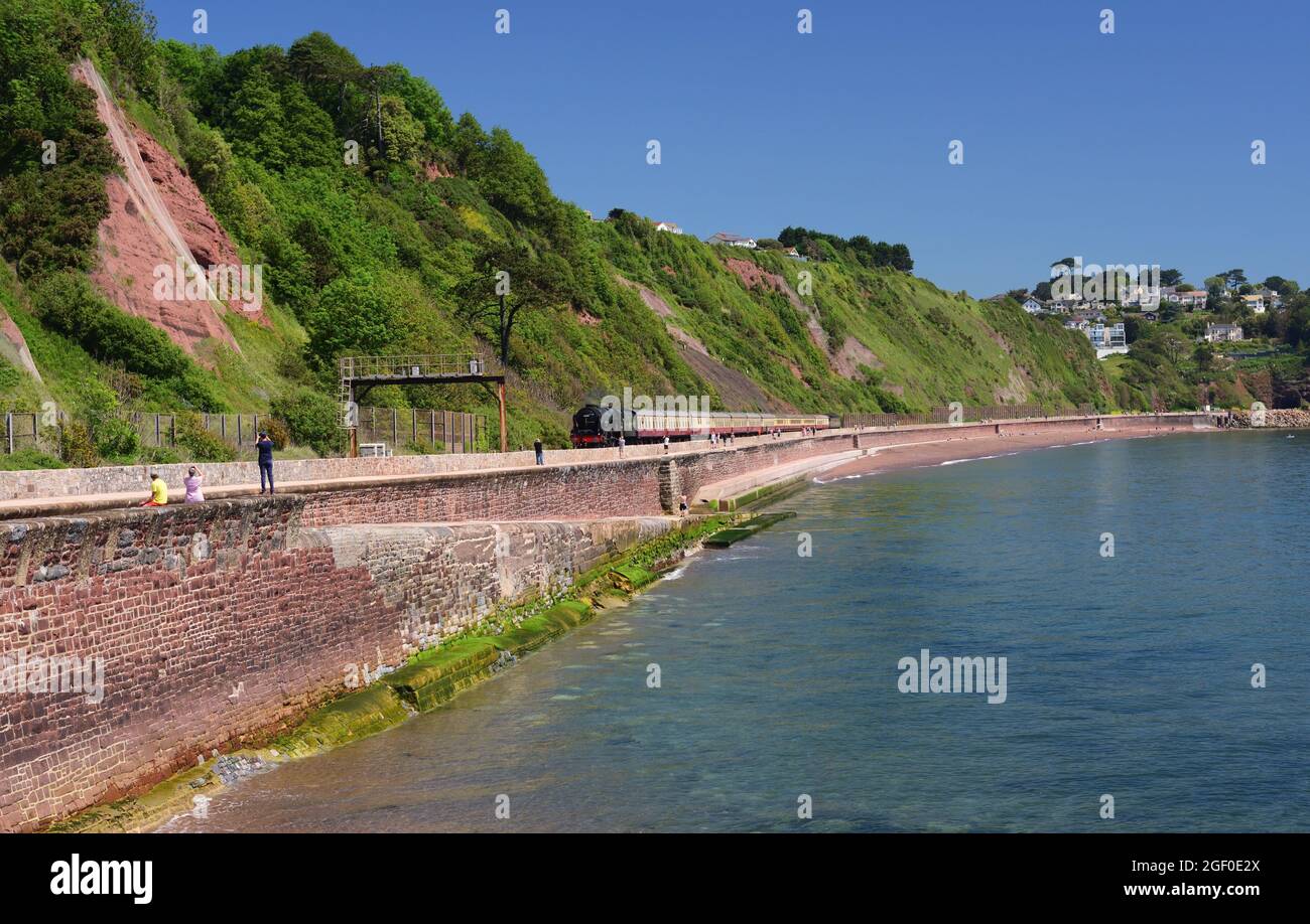 Avec un échappement transparent LMS No 46100 Royal Scot s'approche de Sprey point à Teignmouth avec la jambe extérieure de l'English Riviera Express.13.06.2021. Banque D'Images