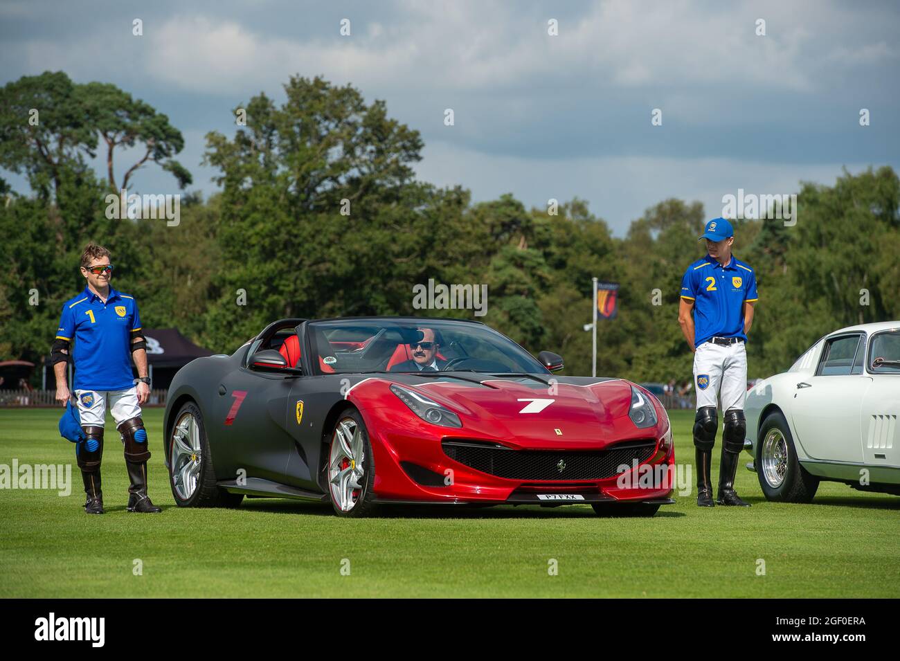 Egham, Surrey, Royaume-Uni. 22 août 2021. John Collins CEO et fondateur de Talacrest conduit le polo Andrey Borodin sur le terrain de polo dans une Ferrari 2018. Andrey jouait aujourd'hui au polo en finale pour l'équipe de Park place. Crédit : Maureen McLean/Alay Live News Banque D'Images