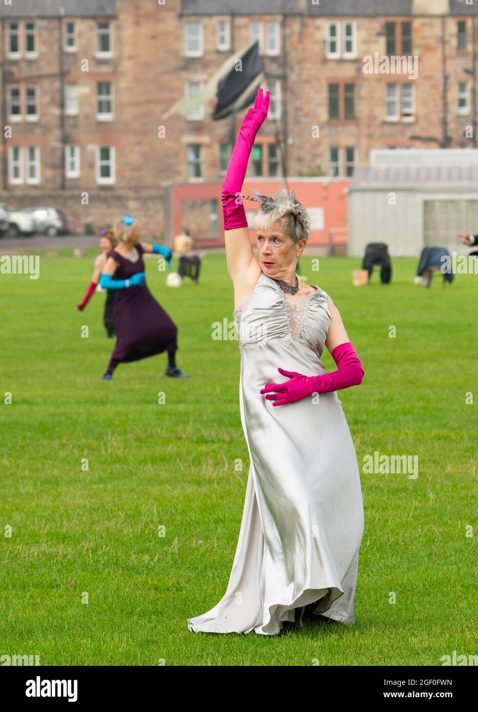 Édimbourg, Écosse, Royaume-Uni. 22 août 2021. Spectacle de danse en plein air à Holyrood Park dans le cadre du Festival international d'Édimbourg. Field - quelque chose pour l'avenir est maintenant dirigé par Christine Devaney et présente un ensemble d'artistes basés à Edimbourg, Field est un immersif, Des œuvres de haut niveau et des artistes réagissent au paysage environnant et les uns aux autres en suivant une série de mouvements et de scores sonores en direct, qui ont comme toile de fond Arthur’s Seat. Iain Masterton/Alay Live News. Banque D'Images