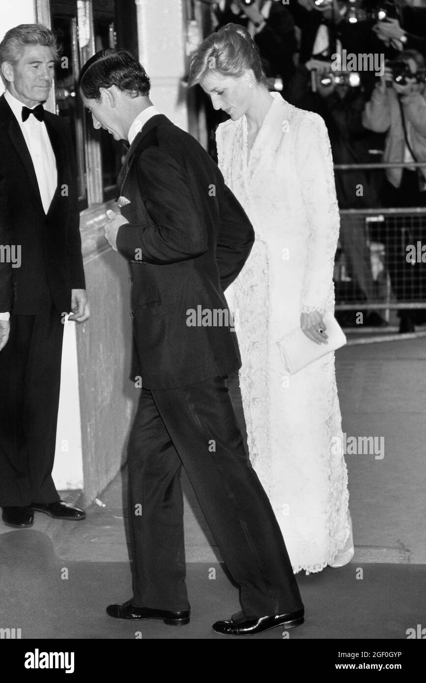 Le Prince et la Princesse de Galles. Le prince Charles et une princesse Diana qui regarde triste arrivent à l'Opéra de Covent Garden pour un gala royal de 'il Travatore'. LONDRES, ROYAUME-UNI 7 JUIN 1989 Banque D'Images